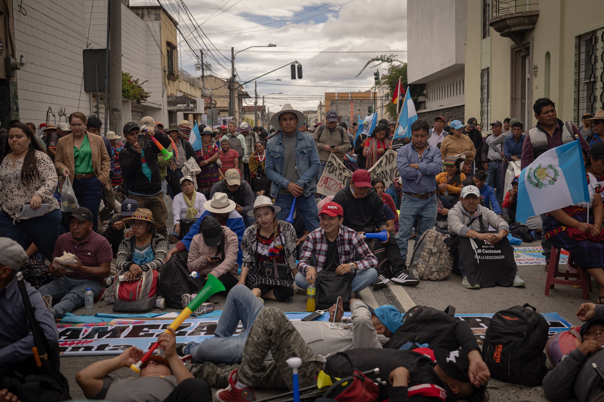 AME3941. CIUDAD DE GUATEMALA (GUATEMALA), 03/11/2023.- Manifestantes, convocados por diversas organizaciones indígenas, se reúnen hoy frente a la sede de la Fiscalía en el centro de la Ciudad de Guatemala (Guatemala). Miles de indígenas de Guatemala advirtieron este viernes que continuarán protestando para exigir la renuncia de la fiscal general, Consuelo Porras Argueta. Los manifestantes cumplen este viernes un mes de protestas contra la fiscal general, señalada de intentar revertir los resultados electorales de los comicios celebrados en agosto, marchando desde cuatro entradas de la capital guatemalteca. EFE/ David Toro