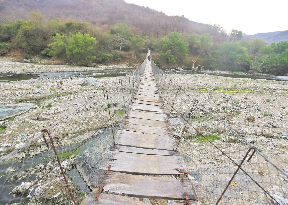 Un puente colgante sobre el río Las Vacas, uno de los más contaminados de Guatemala, a que llegan los desechos sólidos del vertedero de la zona 3. (Foto Prensa Libre: Hemeroteca PL/Juan Diego González)