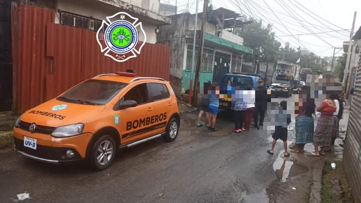 En este lugar ocurrió el ataque armado contra cuatro peraonas en una vivienda de Sacoj Chiquito, Mixco. (Foto Prensa Libre: Bomberos Municipales Mixco)