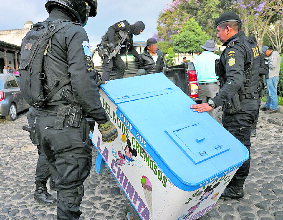 PNC capturó a un heladero que vendía marihuana en el parque central de Antigua Guatemala, Sacatepéquez. (Foto Prensa Libre: Hemeroteca PL)