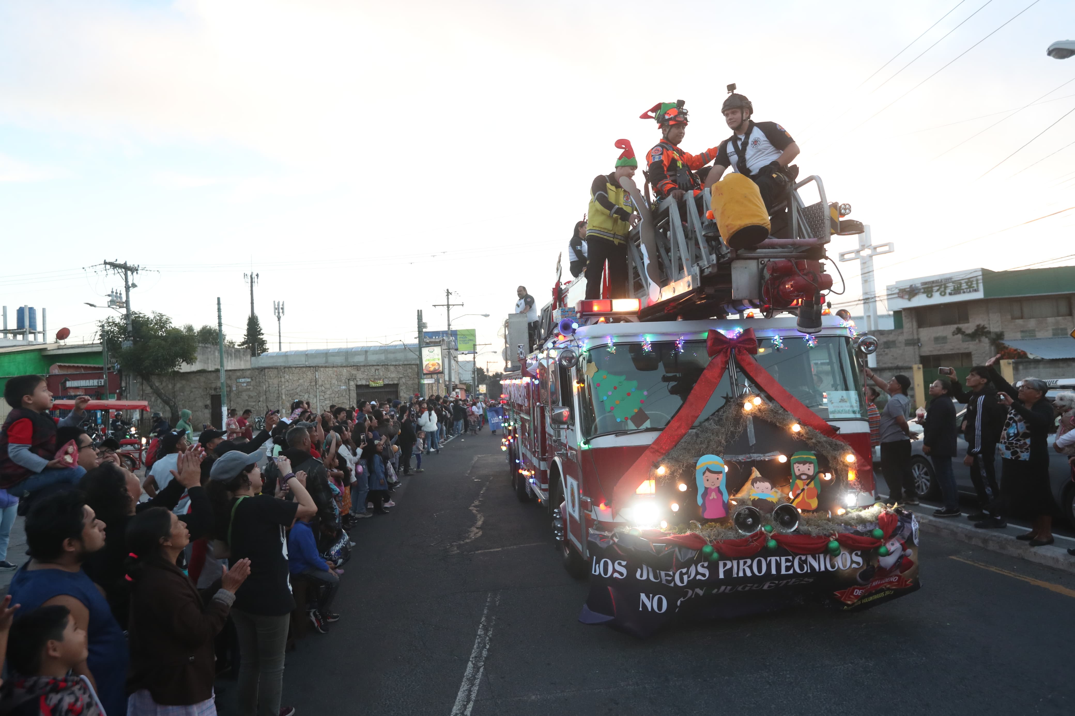 Así se vivió el Primer Desfile Navideño de los Bomberos Voluntarios de Guatemala'
