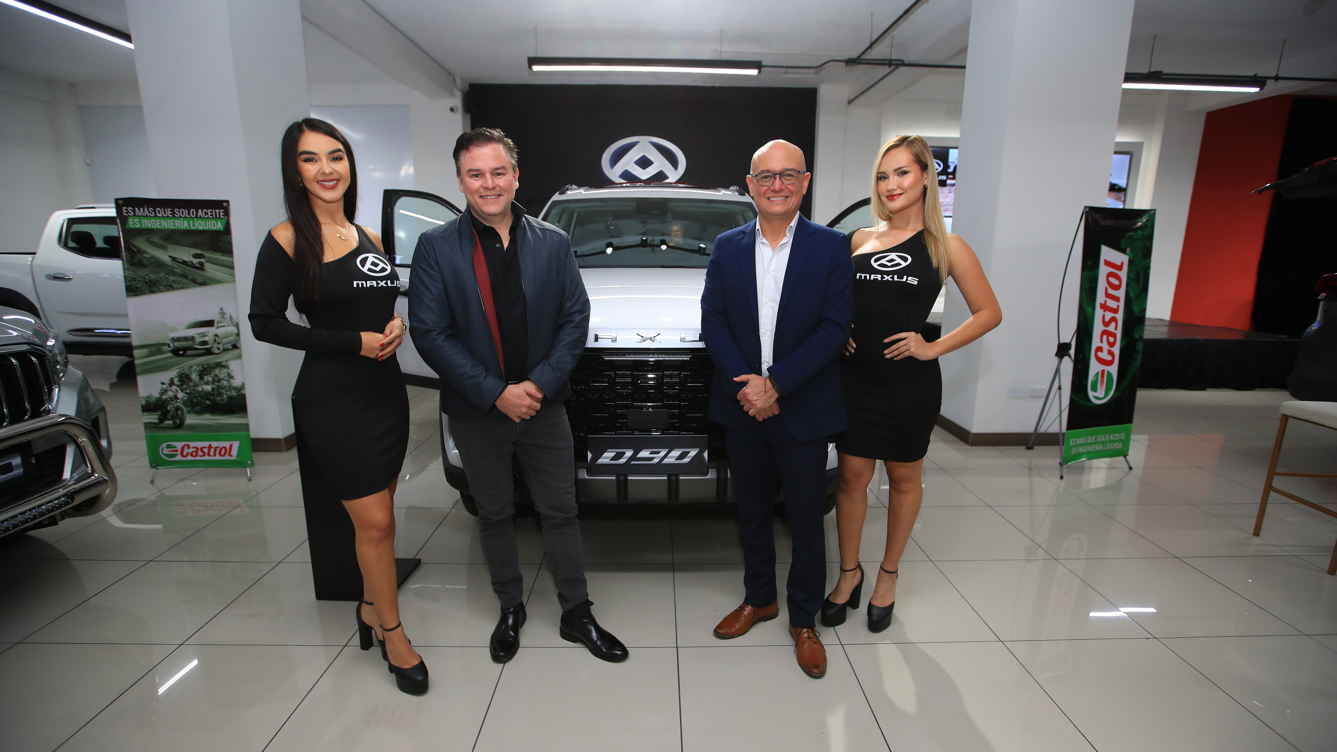 Representantes de JCN presentan la nueva SUV Maxus D90 híbrida. Foto: Carlos Hernández / Prensa Libre.
