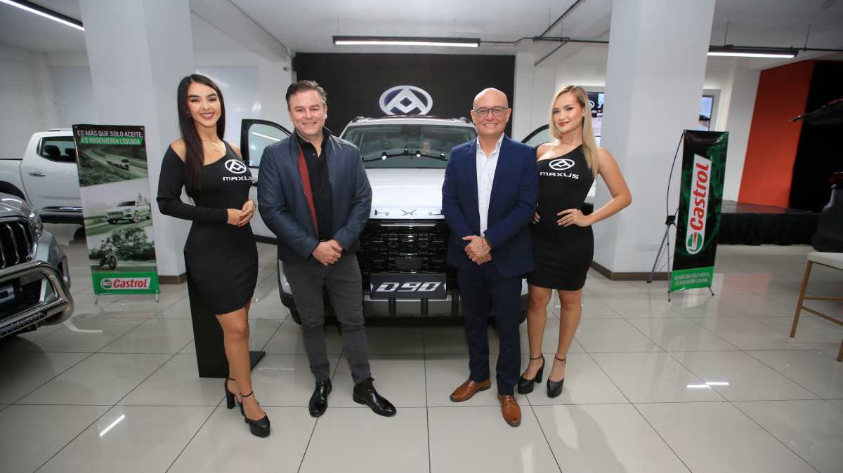Representantes de JCN presentan la nueva SUV Maxus D90 híbrida. Foto: Carlos Hernández / Prensa Libre.