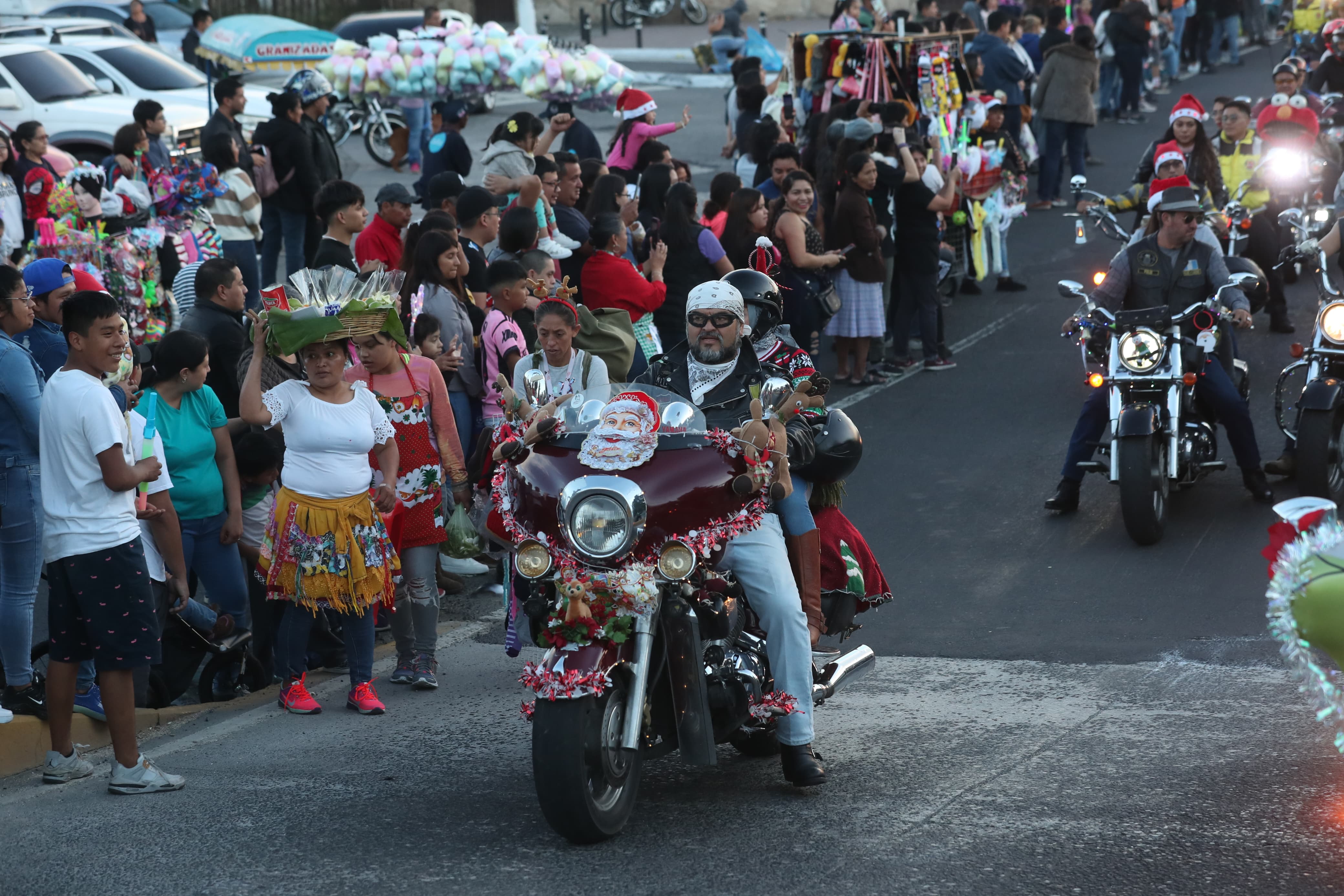 Así se vivió el Primer Desfile Navideño de los Bomberos Voluntarios de Guatemala'