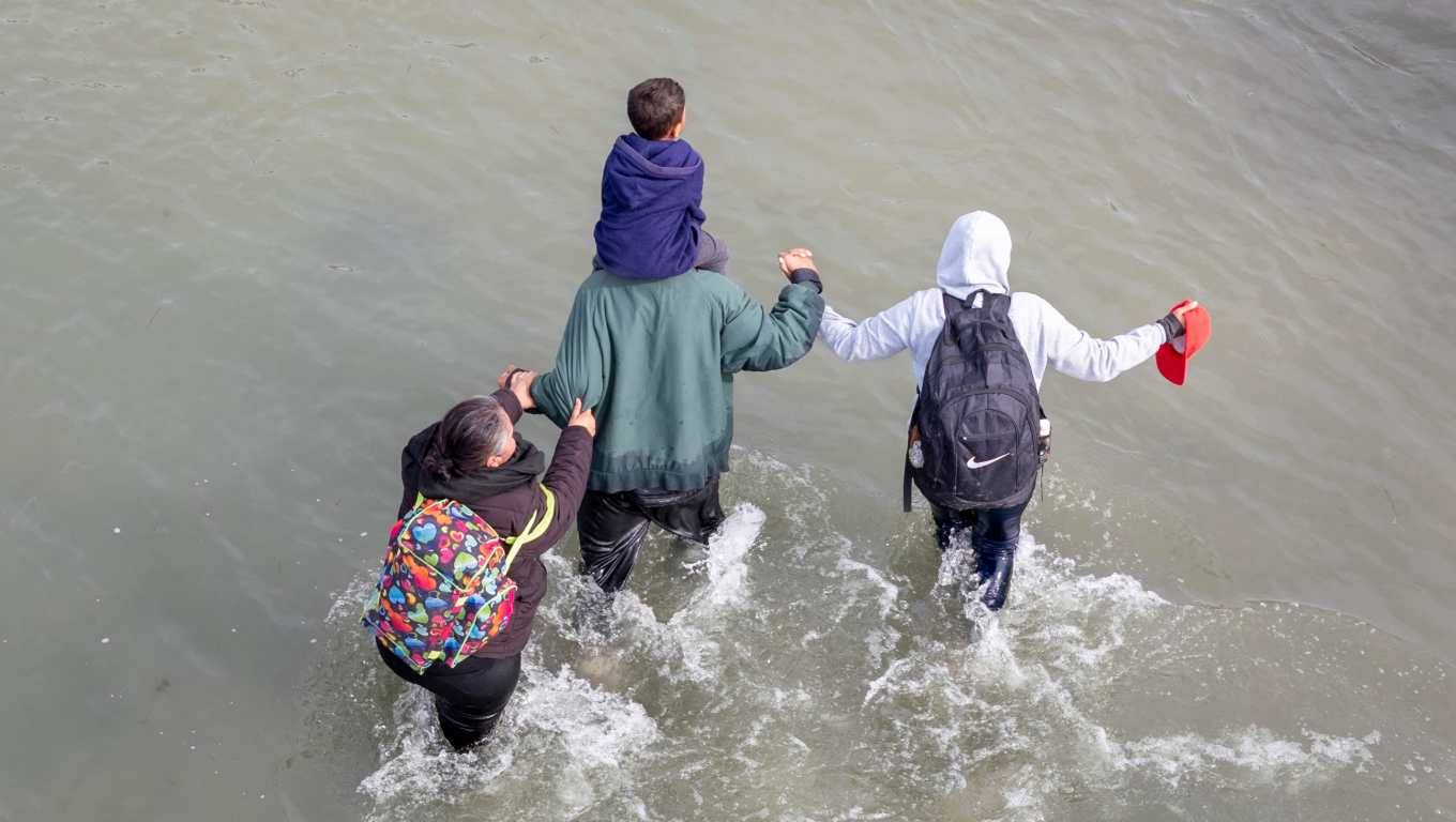 Migrantes en el Río Grande, Texas