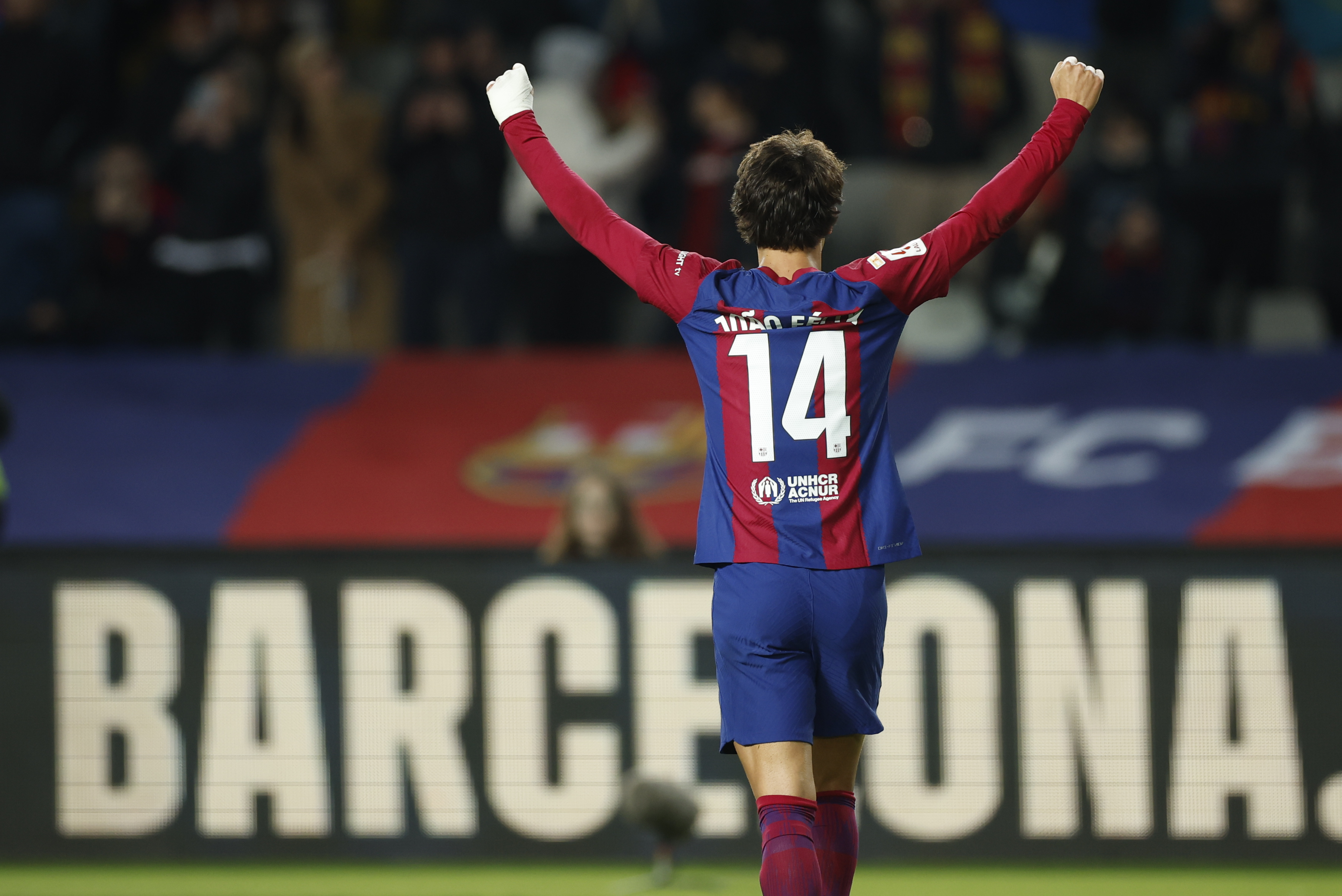 El delantero portugués del FC Barcelona, João Félix, celebra su gol al Atlético de Madrid este domingo en el Estadio Olímpico de Barcelona. (Foto Prensa Libre: EFE)