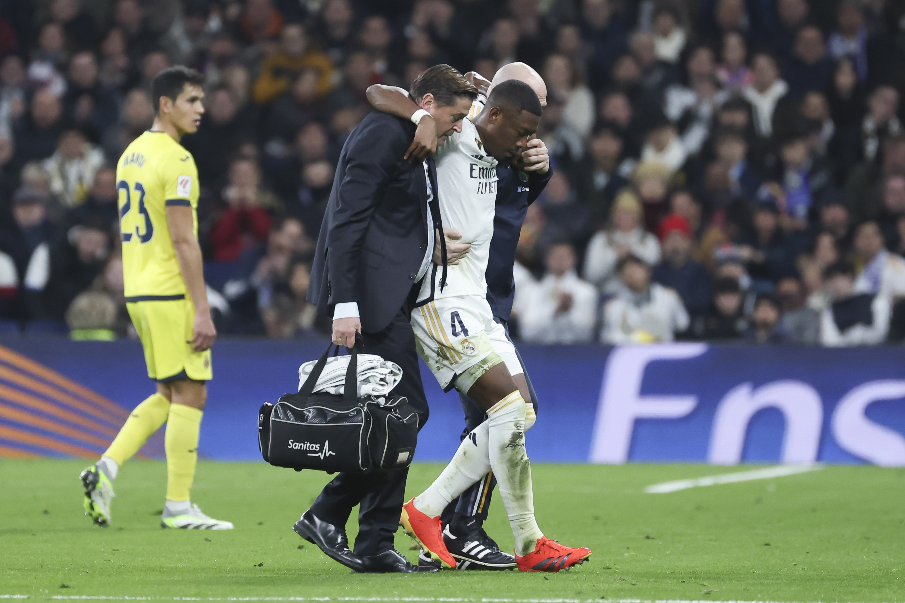 El defensa austriaco del Real Madrid, David Alaba (d), se retira del partido tras sufrir una lesión durante el partido de la jornada 17 de Liga contra el Villarreal CF. (Foto Prensa Libre: EFE)