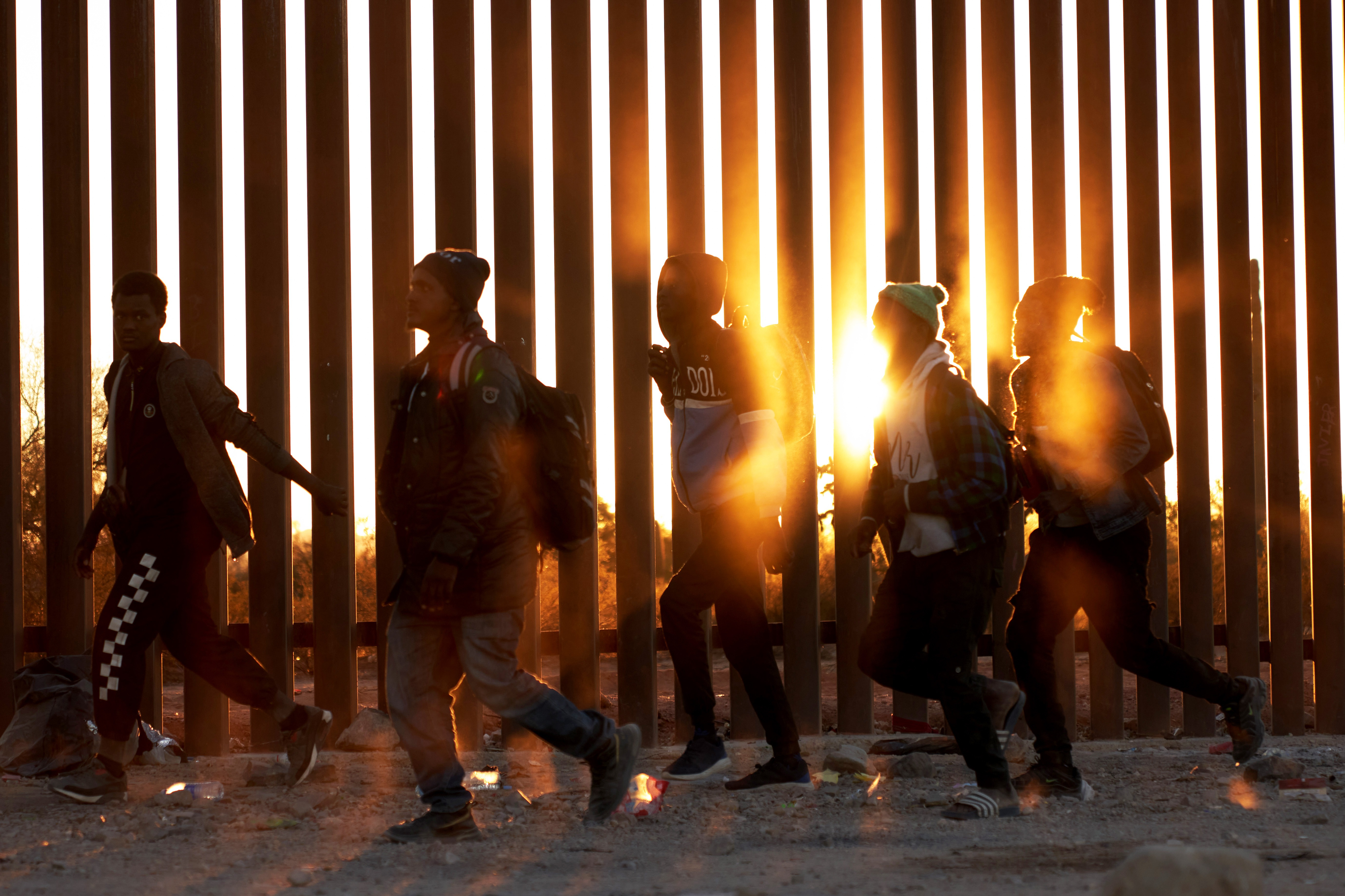 La frontera sur de México vio pasar a cerca de un millón de migrantes durante 2023, la cifra más grande registrada en los últimos 10 años. (Foto Prensa Libre: EFE)