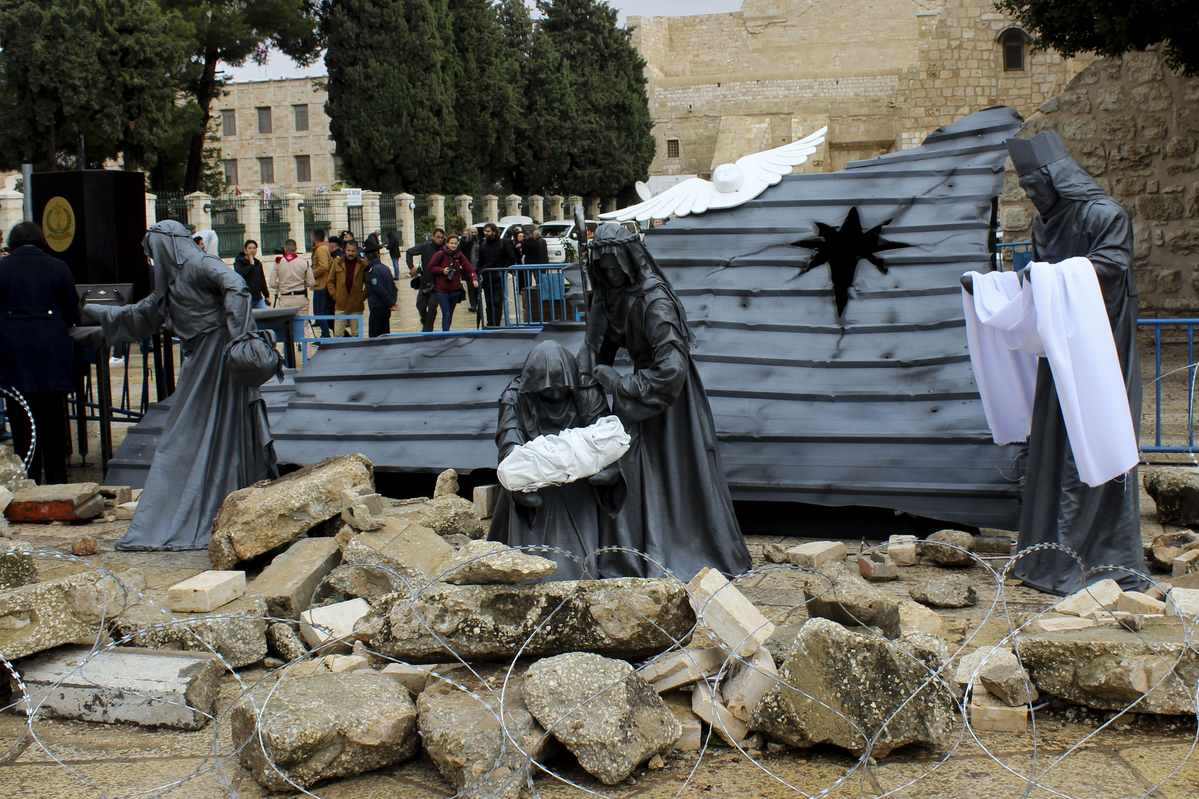 Un nacimiento muestra al Niño Jesús entre escombros este domingo 24 de diciembre de 2023 en Belén (Cisjordania ocupada), en solidaridad con los niños que mueren por los bombardeos en Gaza. Un ambiente sombrío se percibe en el lugar donde se venera el nacimiento de Jesús.  (Prensa Libre: EFE)
