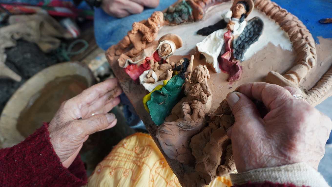 La artesana mexicana Josefina Aguilar perdió la vista hace casi 10 años, pero no ha dejado de crear nacimientos en miniatura con la ayuda de su hijo. (Foto Prensa Libre: EFE)