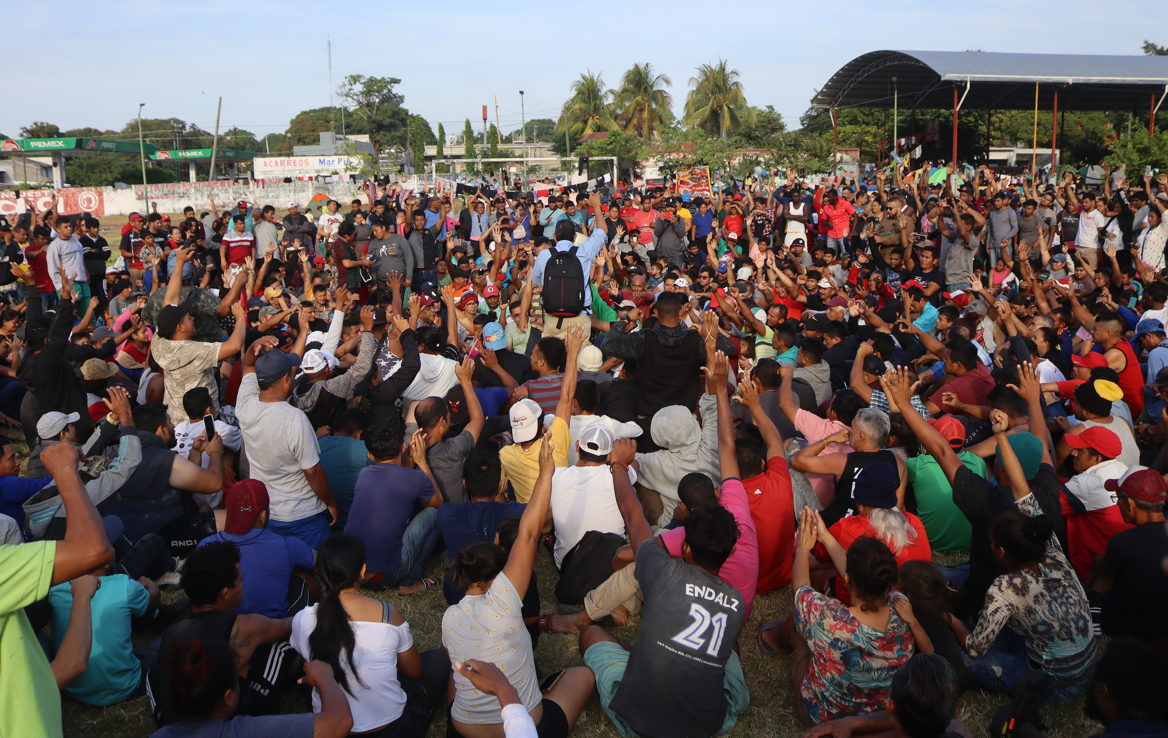 Migrantes descansan durante una caravana con rumbo a EE. UU en el municipio de Mapastepec, México. La caravana de miles de migrantes, que partió de la frontera sur de México como la más numerosa del año, cuestionó este viernes durante su avance el conteo que hace de ellos el presidente, Andrés Manuel López Obrador, quien afirma que se han dispersado y que quedan cerca de 1.500. (Foto Prensa Libre: EFE)