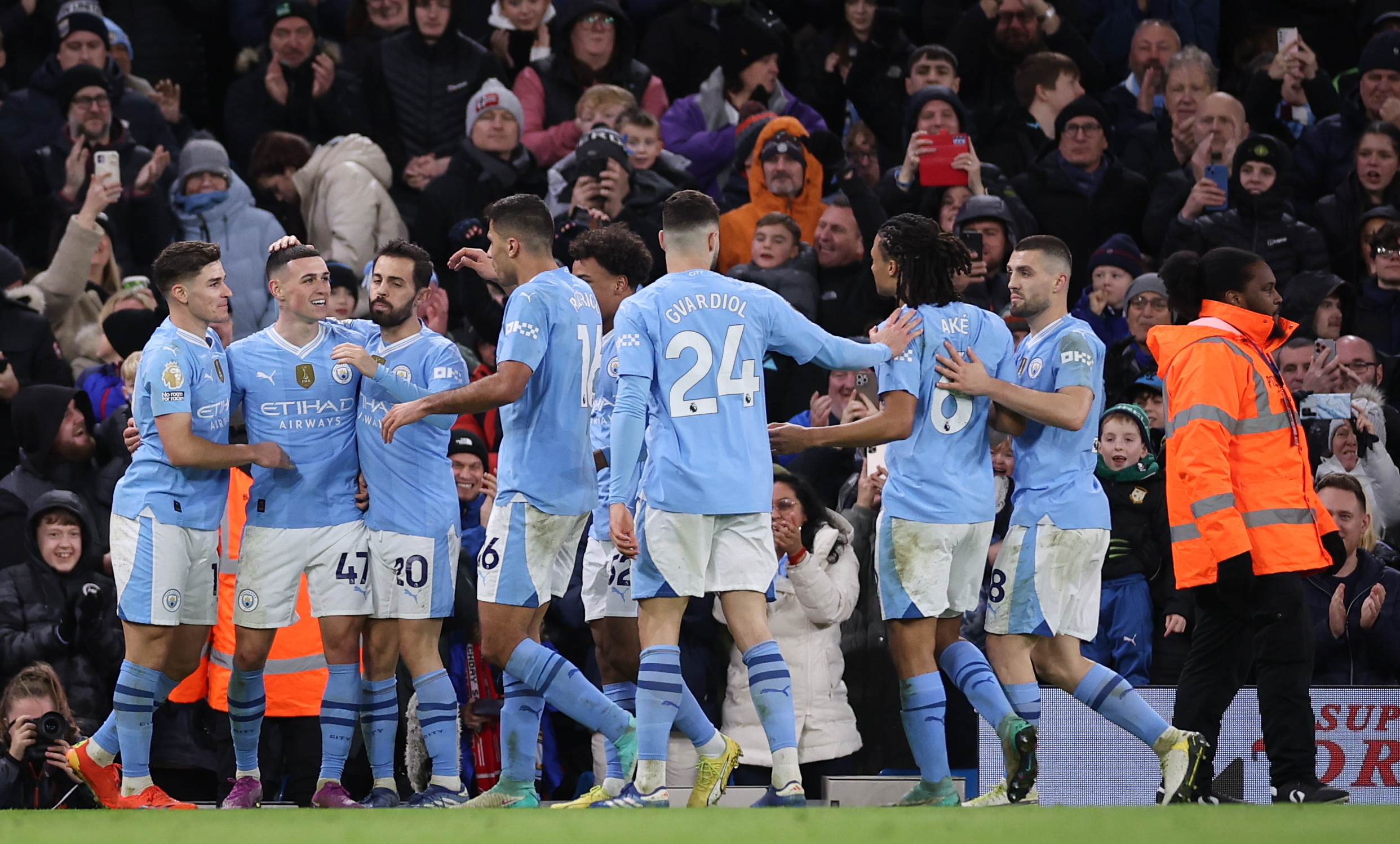 Los jugadores del Manchester City celebran el segundo gol al Sheffield United. (Foto Prensa Libre: EFE)
