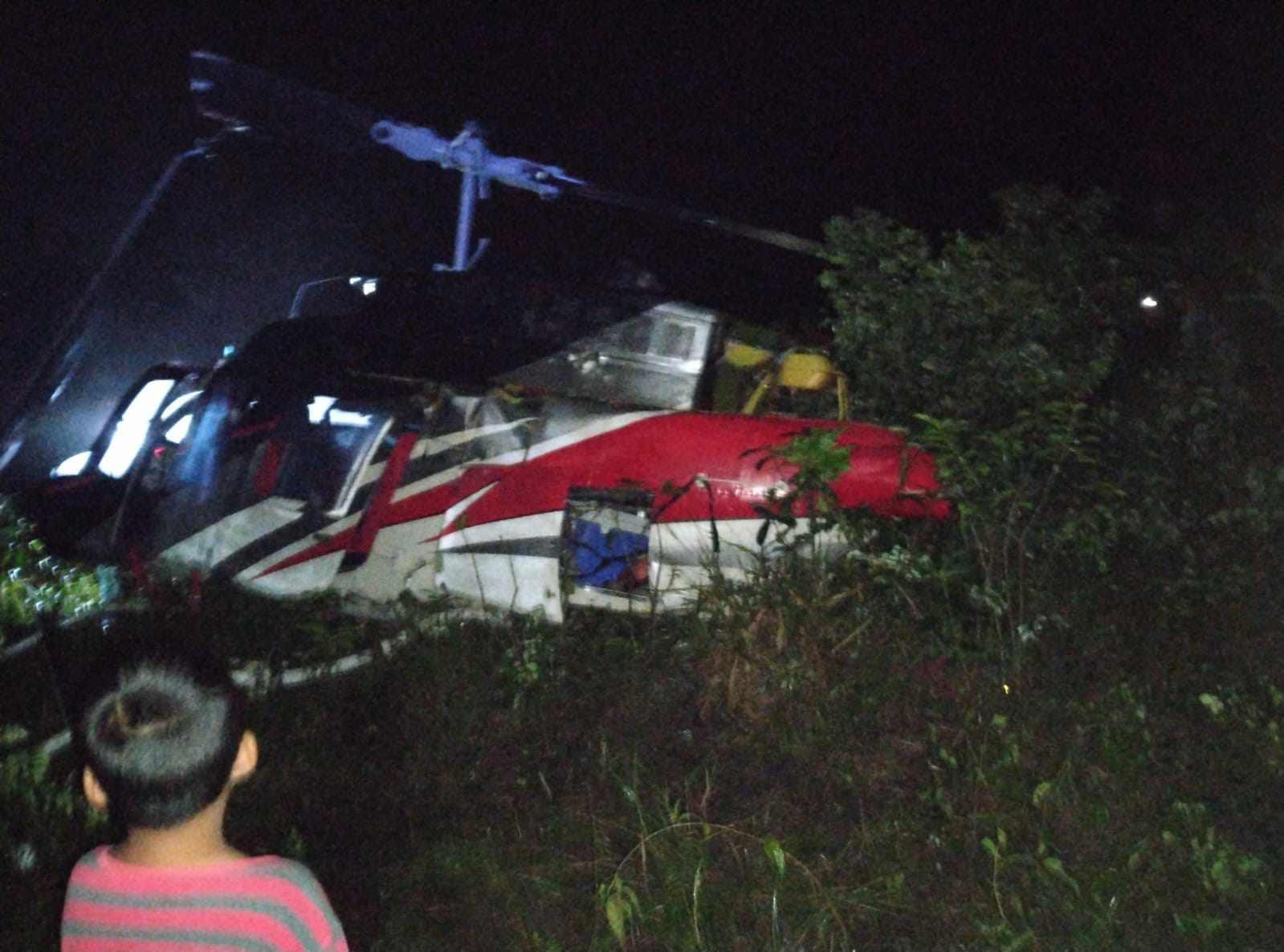 Un helicóptero privado, con maatrícula de los Estados Unidos, se desplomó el 30 de noviembre en una comunidad de San José, Petén. Los seis tripulantes sufrieron heridas. (Foto Prensa Libre: cortesía Ala Rotativa Guatemala).