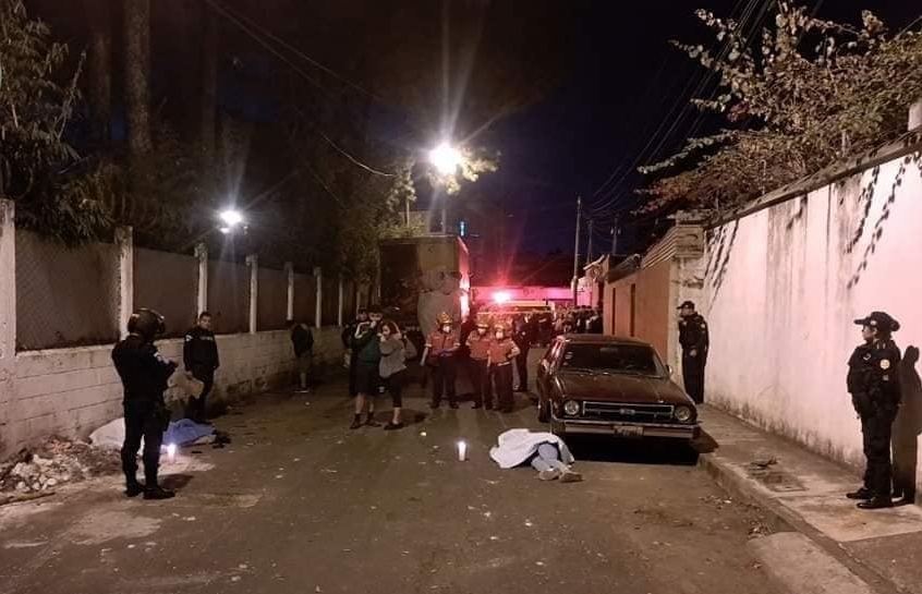 Los cadáveres de los esposos Ingrid Priscila Andrade Rivas, de 31 años, y Rudy Fernando Camajá, de 39 años, yacen en una calle de la colonia Sabana Arriba, zona 17 de la Ciudad de Guatemala. (Foto Prensa Libre: Bomberos Municipales).