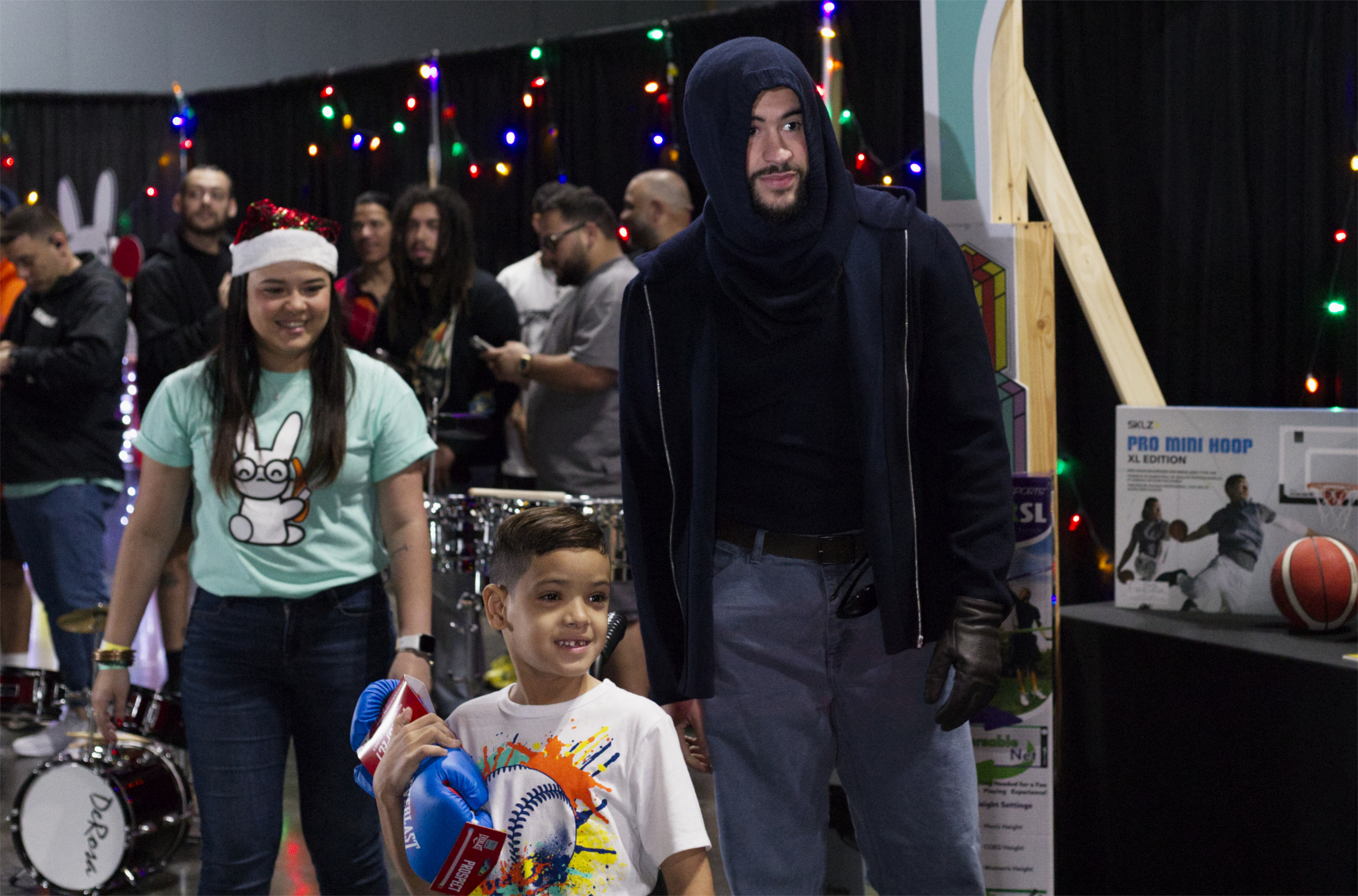 Bonita tradición, Bad Bunny entrega regalos a niños y jóvenes de Puerto Rico