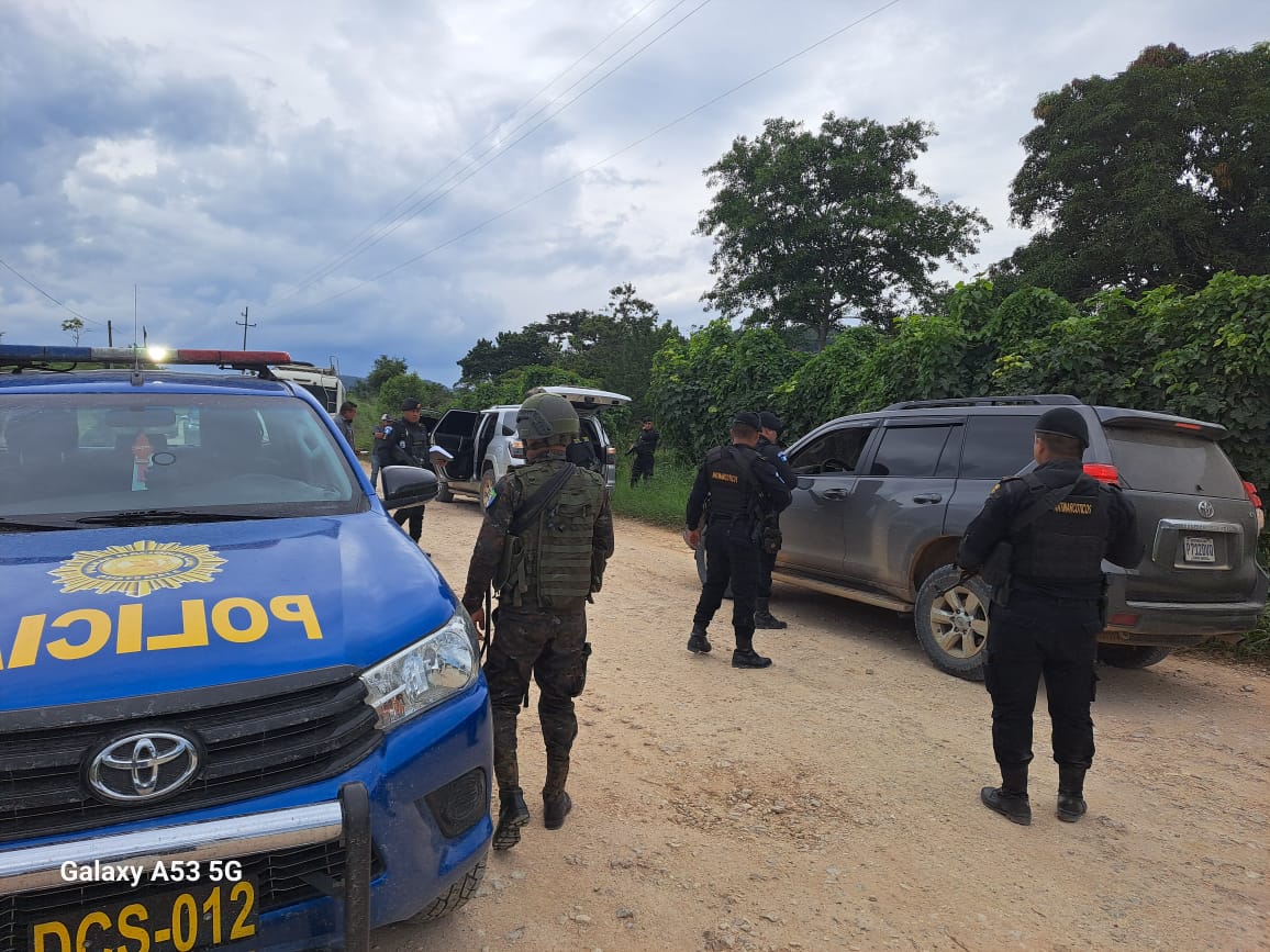 Las fuerzas de seguridad efectúan operativos en busca de los asaltantes del vehículo blindado en Melchor de Mencos, Petén. (Foto Prensa Libre: Cortesía PNC) 