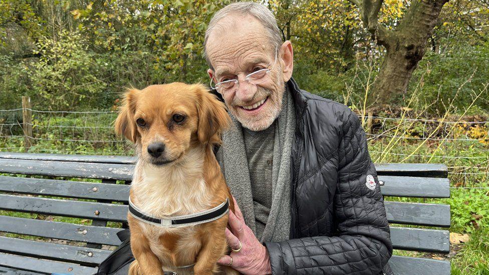Theo Nienhuijs, de 74 años, dice que un plan que lo emparejó con el perro Bickel significa que la gente ahora lo reconoce y lo saluda. GETTY