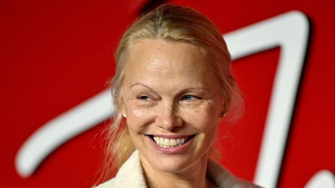 Pamela Anderson asistió  a los Fashion Awards 2023 de Londres.