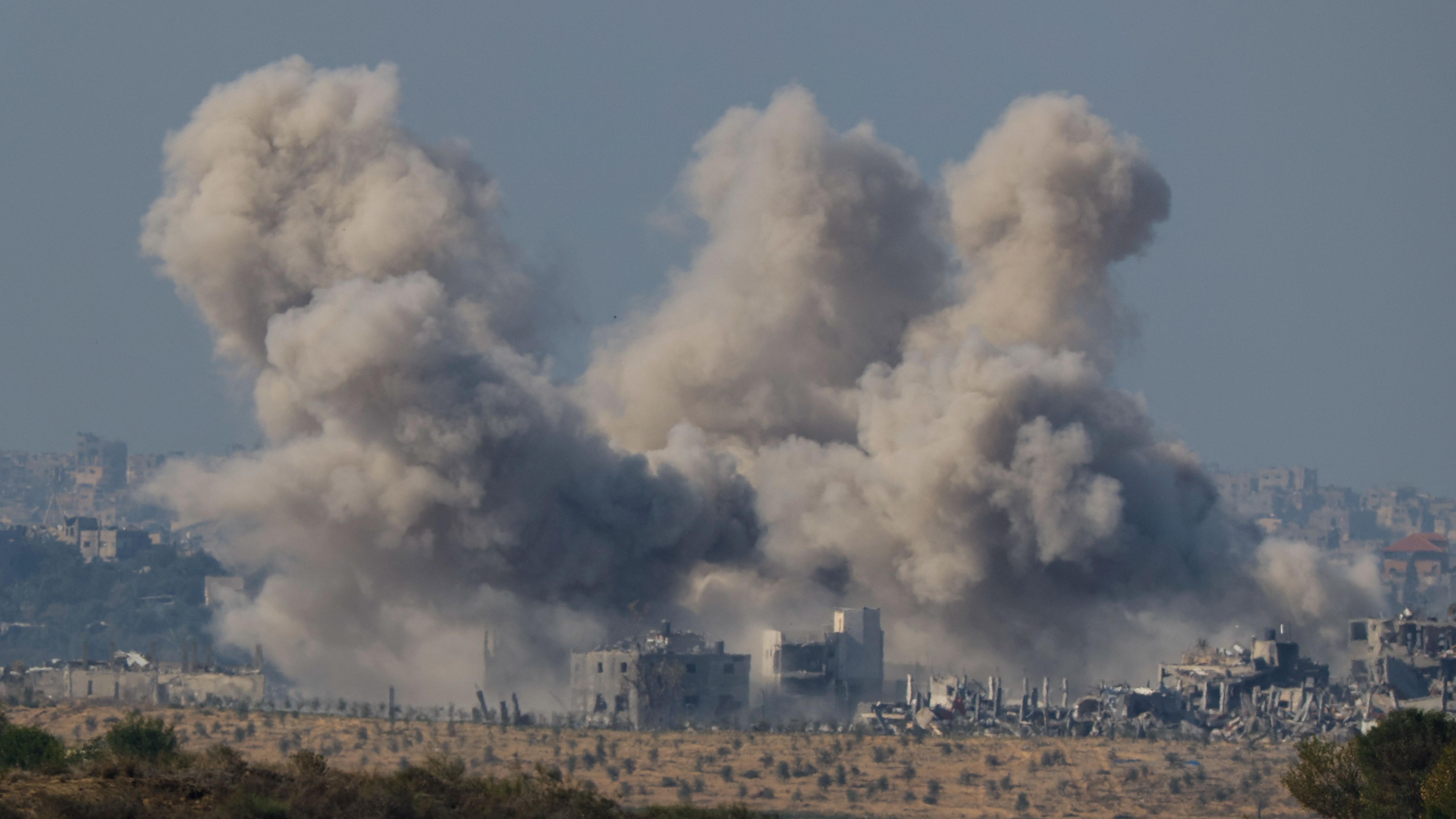 Se vieron columnas de humo y polvo este viernes en la Franja de Gaza. (REUTERS)