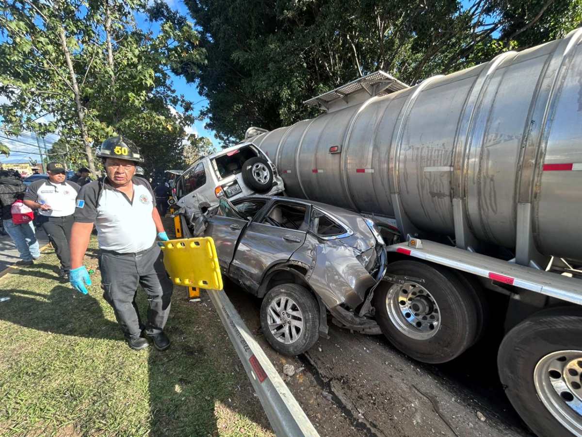 Varios vehículos fueron impactados por un tráiler, cuyo piloto perdió el control de la unidad en la bajada de San Lucas Sacatepéquez a la capital, en el km 19 de la ruta Interamericana. (Foto Prensa Libre: CVB)