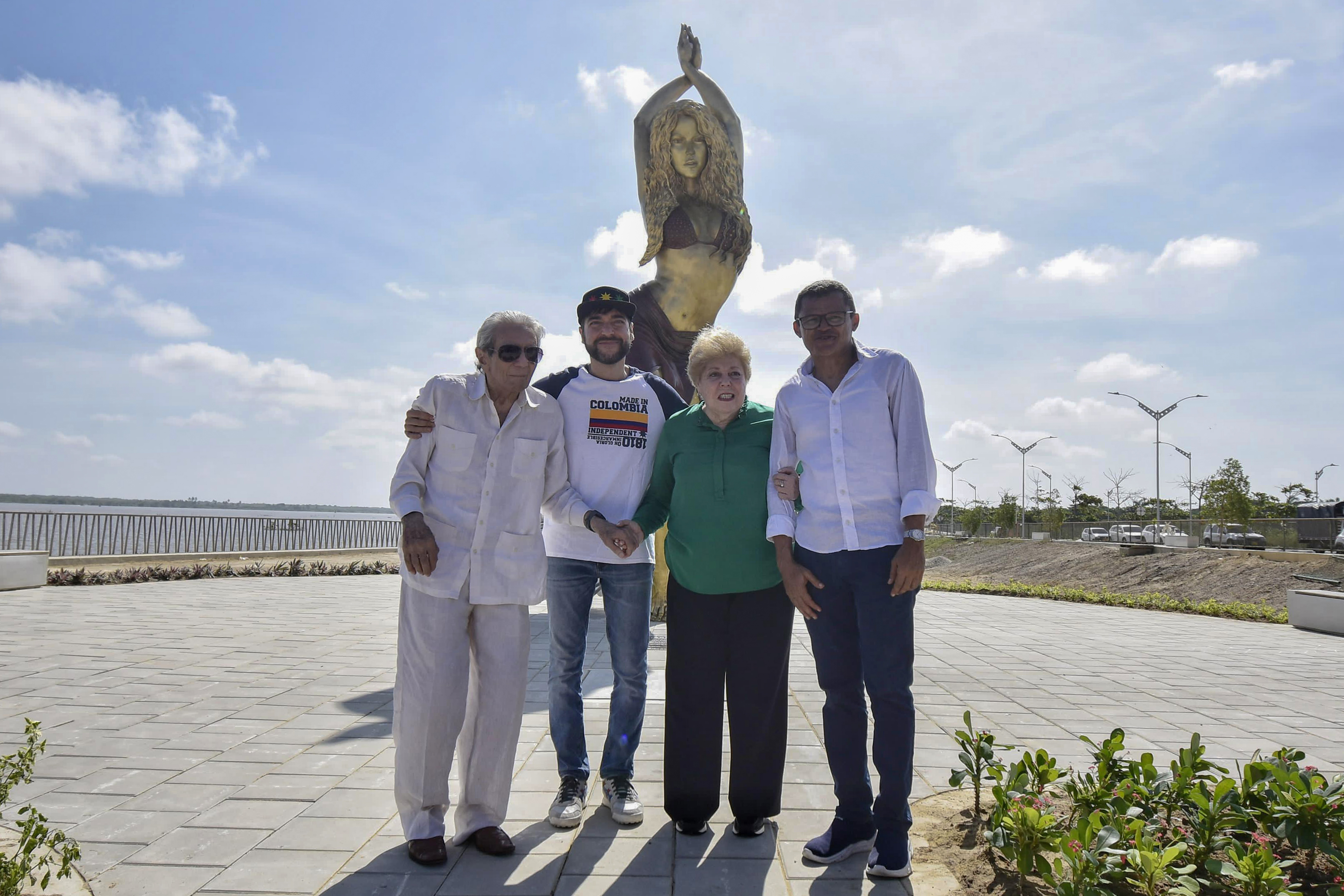 Los padres de Shakira William Mebarak y  Nidia Ripoll posan junto al alcalde de Barranquilla Jaime Pumarejo y el escultor  Yino Márquez en la revelación de la estatua en honor a la cantante. (Foto Prensa Libre: EFE / Alcaldía de Barranquilla)
