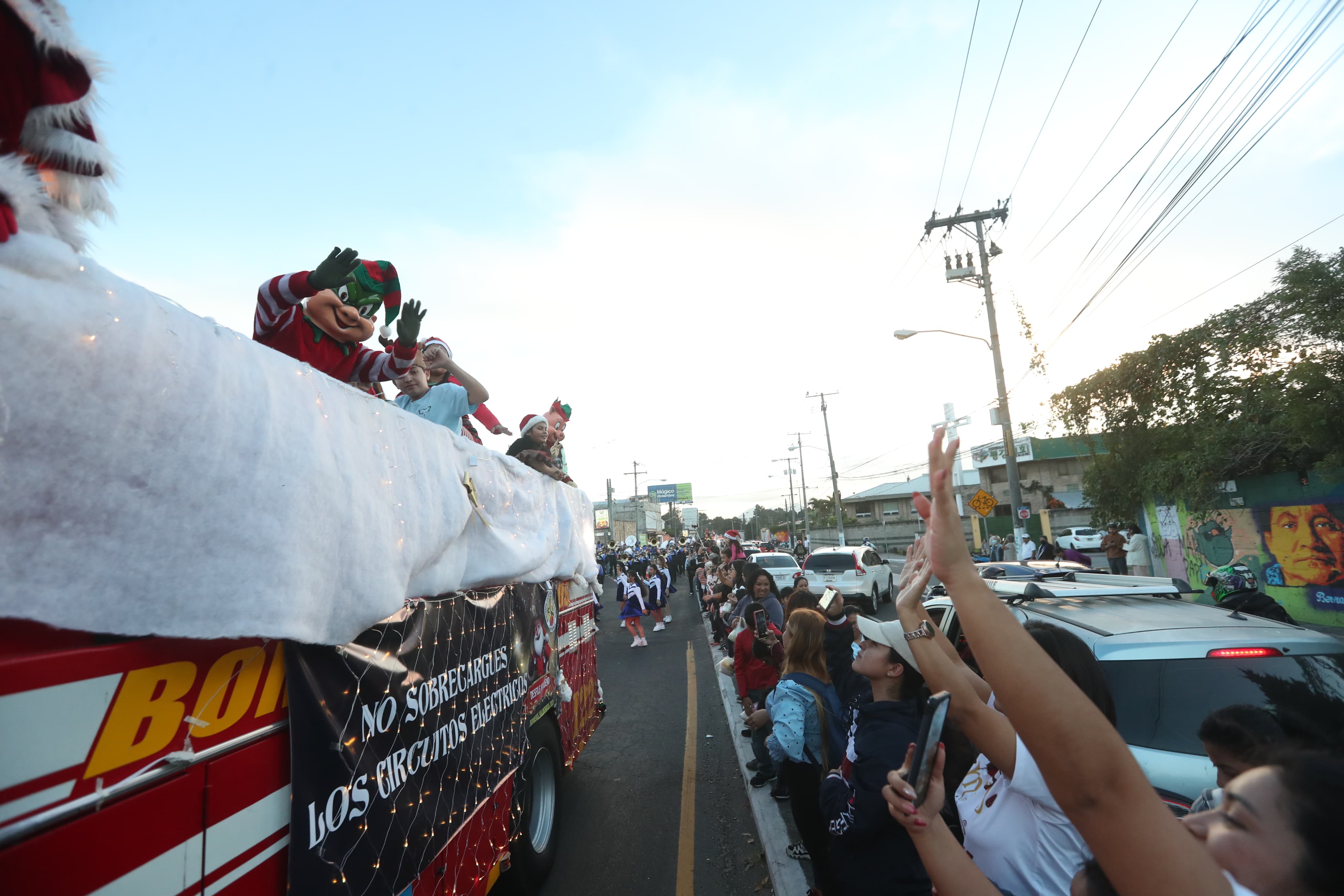 Así se vivió el Primer Desfile Navideño de los Bomberos Voluntarios de Guatemala'