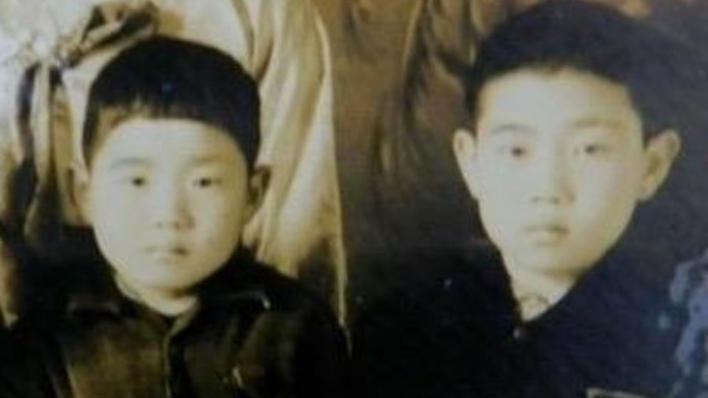 El último de los nacidos en el buque, Lee Gyeong-pil (derecha), con su hermano menor.

LEE GYEONG-PIL
