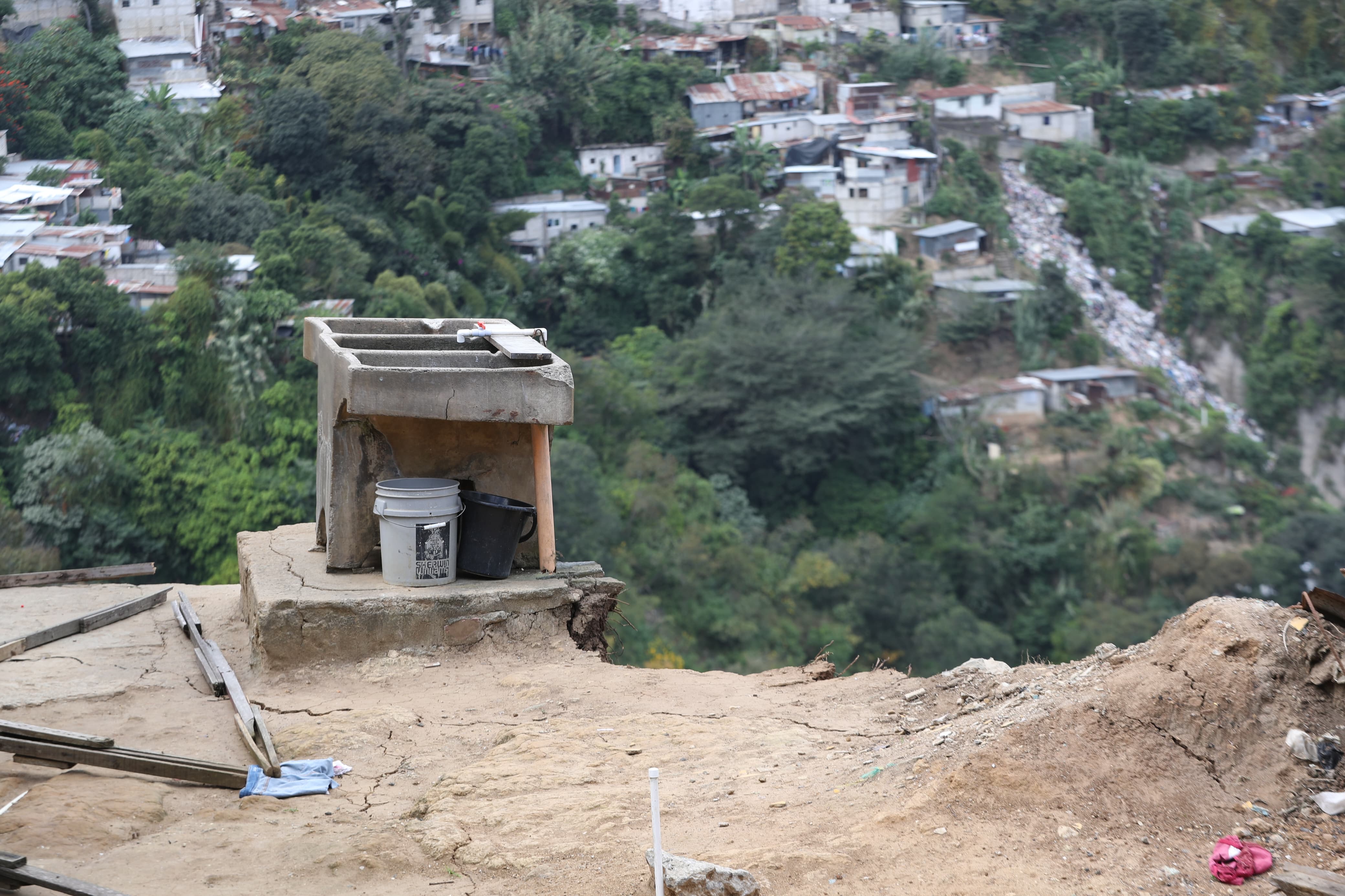Varias casas del sector Las Calaveras, en el Barrio El Gallito, zona 3, están en zona de riesgo, según la Conred. (Foto Prensa Libre: María Renée Barrientos)