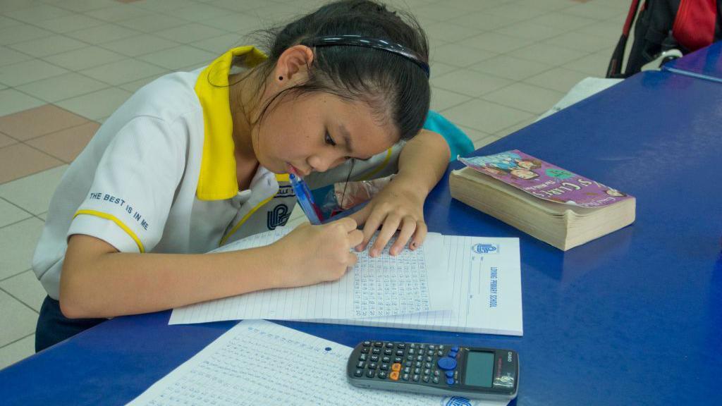 Los niños de Singapur obtienen mejores resultados en matemáticas que los de otros países.  GETTY IMAGES

