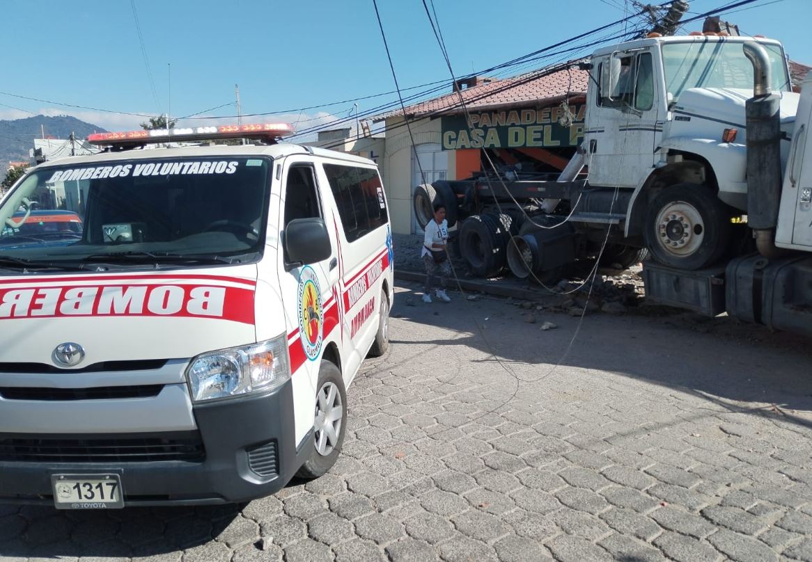 Lugar donde se registró el accidente de tránsito en la ciudad de Jalapa y que quedó grabado. (Foto Prensa Libre: Bomberos Voluntarios) 