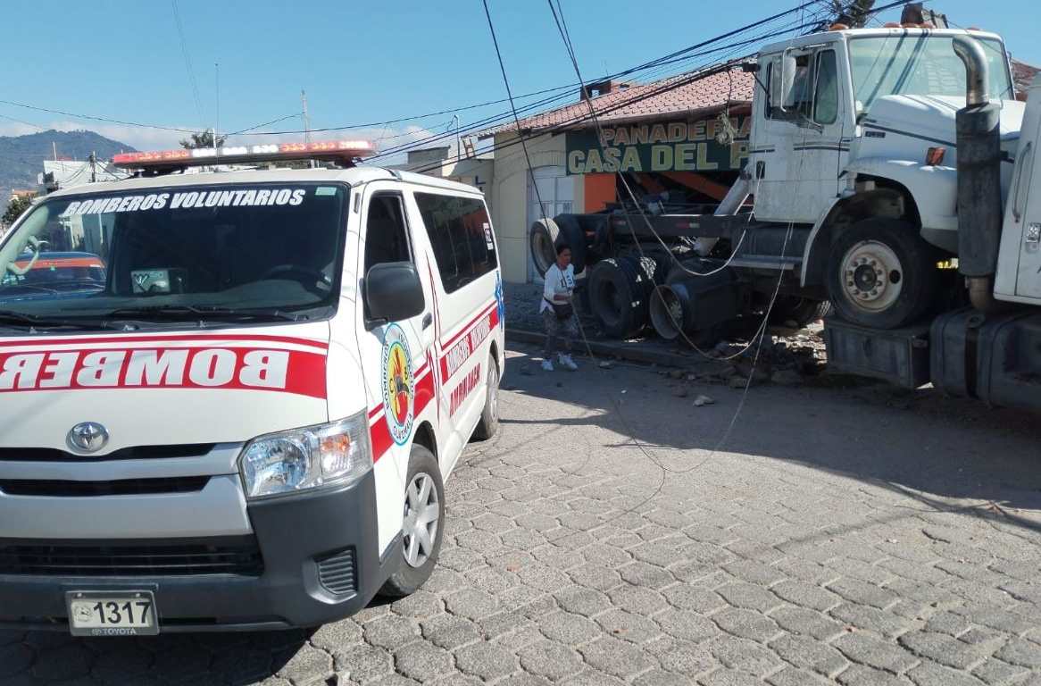 Lugar donde se registró el accidente de tránsito en la ciudad de Jalapa y que quedó grabado. (Foto Prensa Libre: Bomberos Voluntarios) 