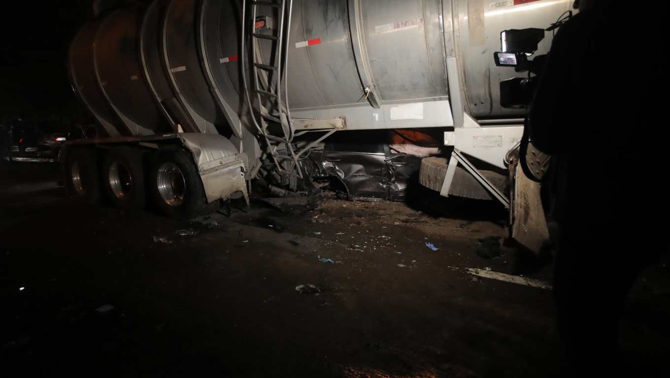 Camión cisterna que ocasionó el accidente en el km 19 de la ruta Interamericana. (Foto Prensa Libre:  Byron Baiza) 