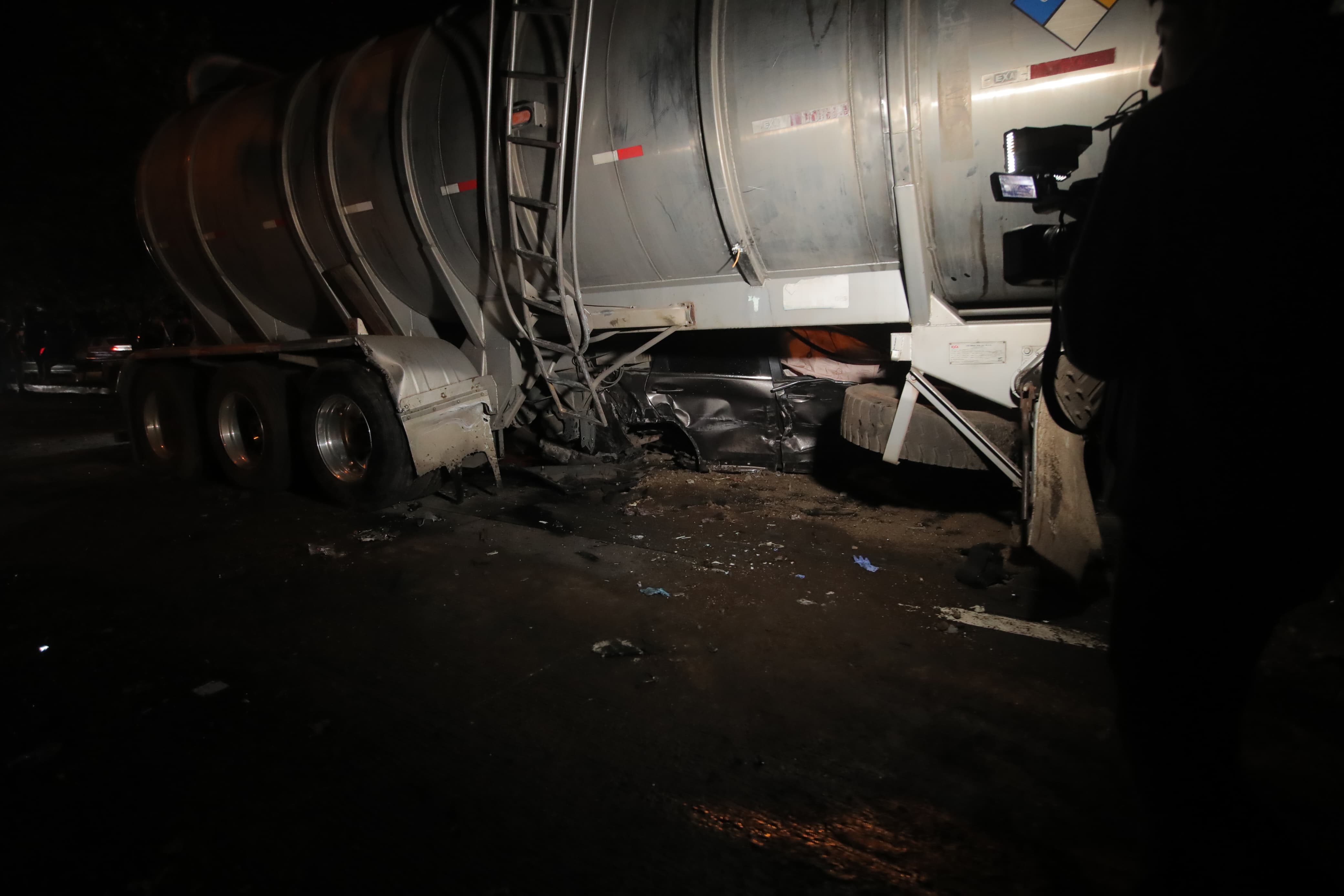 Camión cisterna que ocasionó el accidente en el km 19 de la ruta Interamericana. (Foto Prensa Libre:  Byron Baiza) 