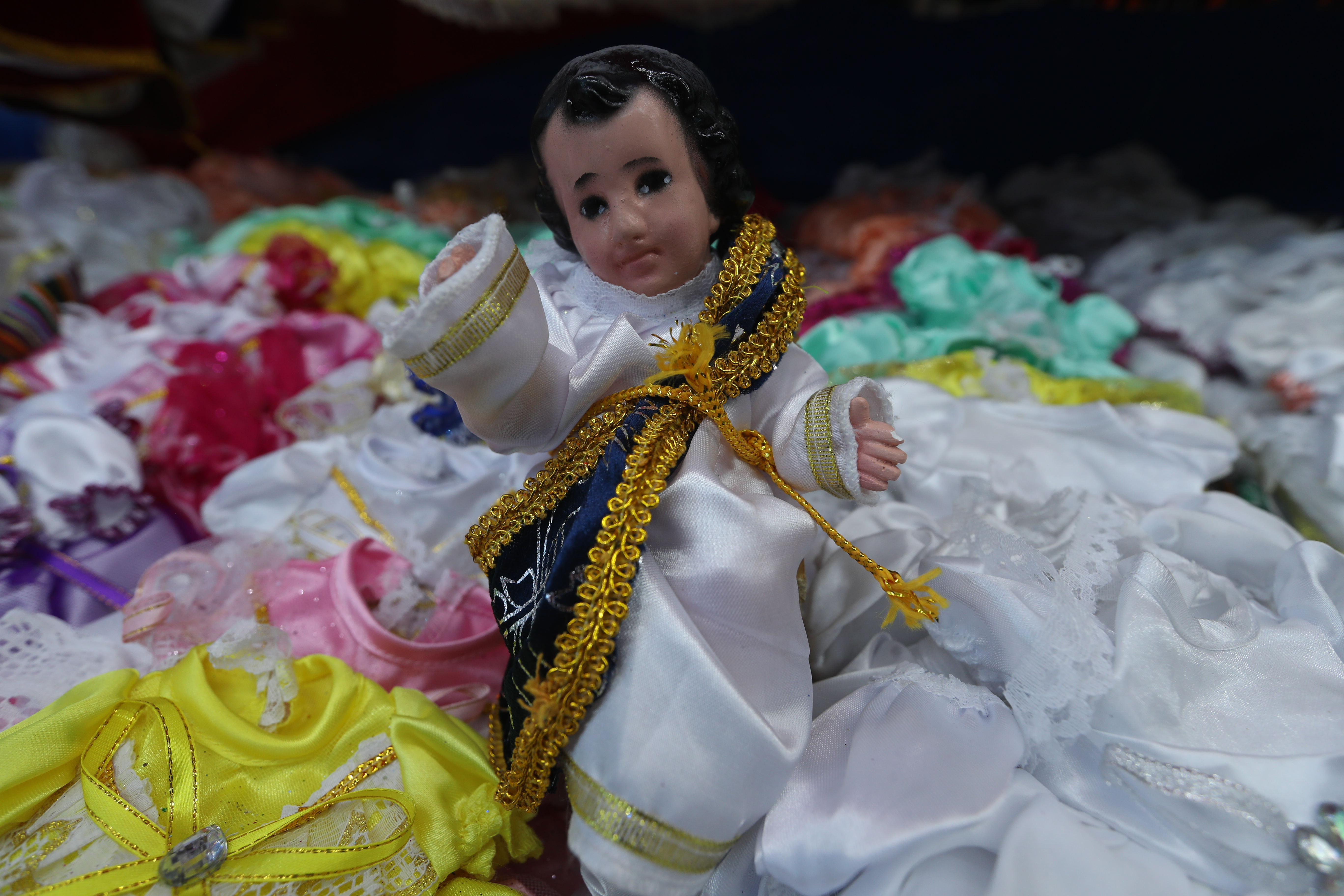 Los vestidos del niño solían ser blancos en el pasado.  Hoy cambian de diseños y colores.   (Foto Prensa Libre: Esbin García)




