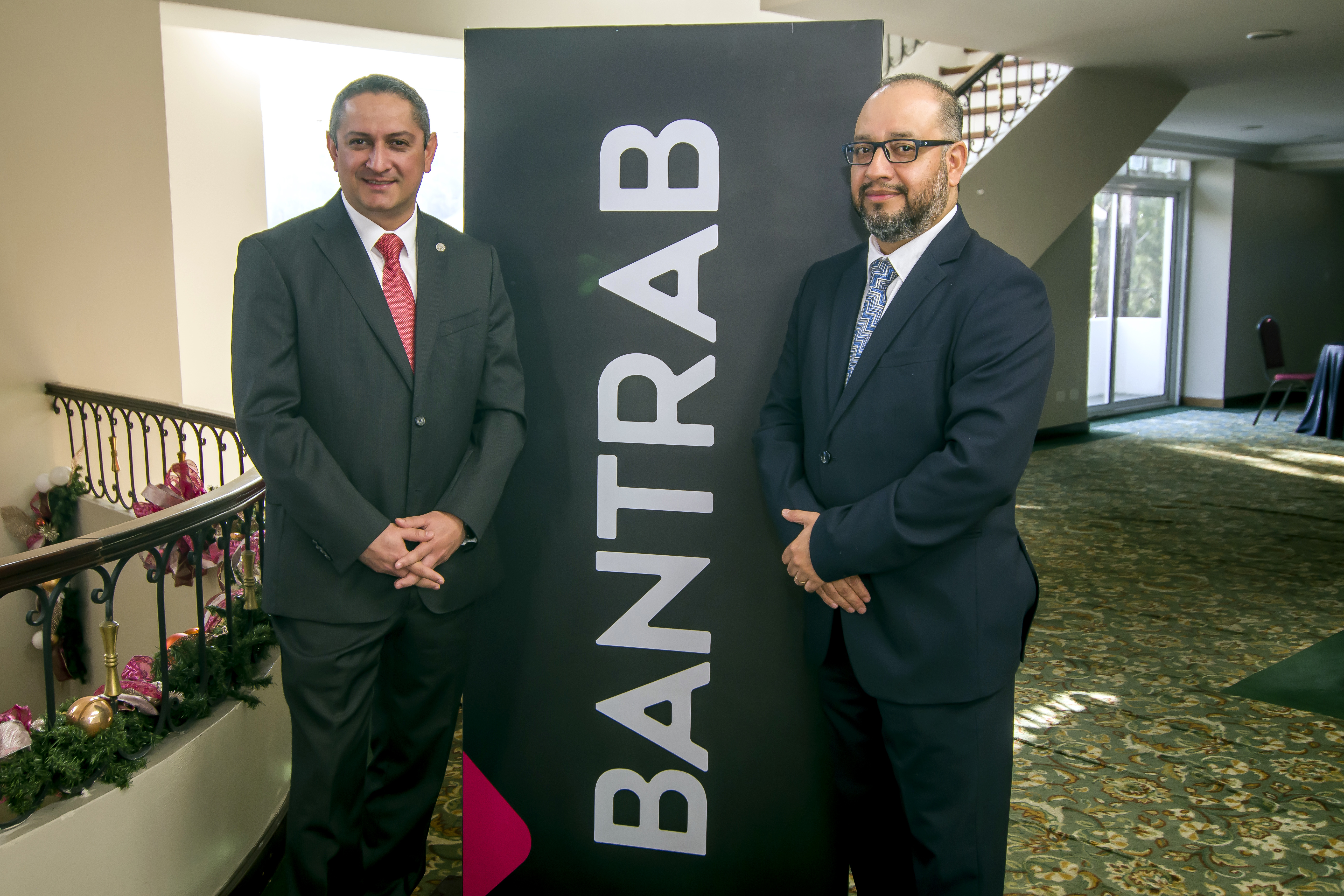 Luis Cabrera, director de Seguridad de la Información de Bantrab; y Óscar Acevedo, fundador y CEO de Cyberseg. Foto Prensa Libre: Sergio Muñoz