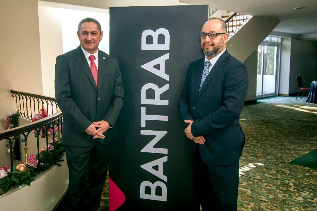 Luis Cabrera, director de Seguridad de la Información de Bantrab; y Óscar Acevedo, fundador y CEO de Cyberseg. Foto Prensa Libre: Sergio Muñoz