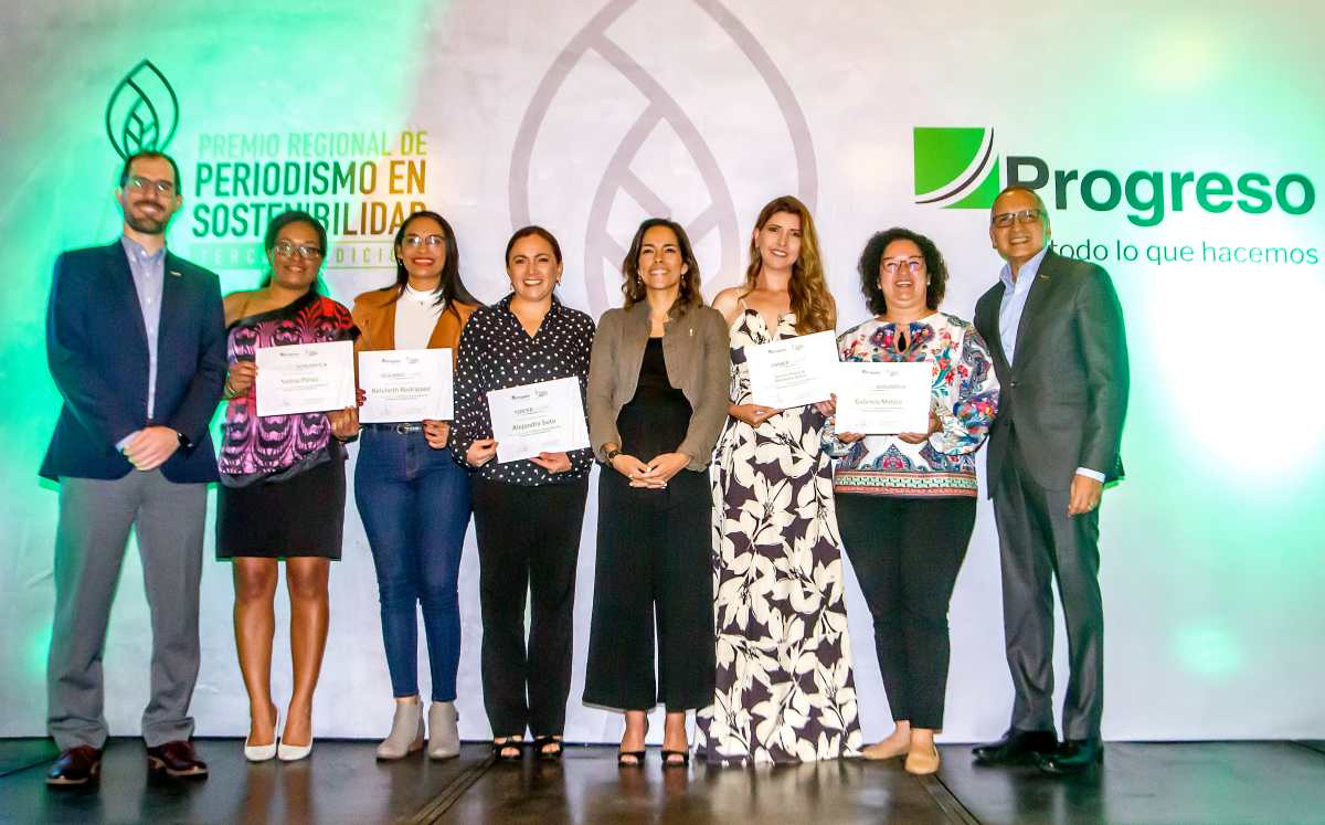 Los representantes de Progreso posan junto a las periodistas galardonadas en la tercera edición del Premio de Periodismo en Sostenibilidad. Foto Prensa Libre: Cortesía Gabriela Santisteban