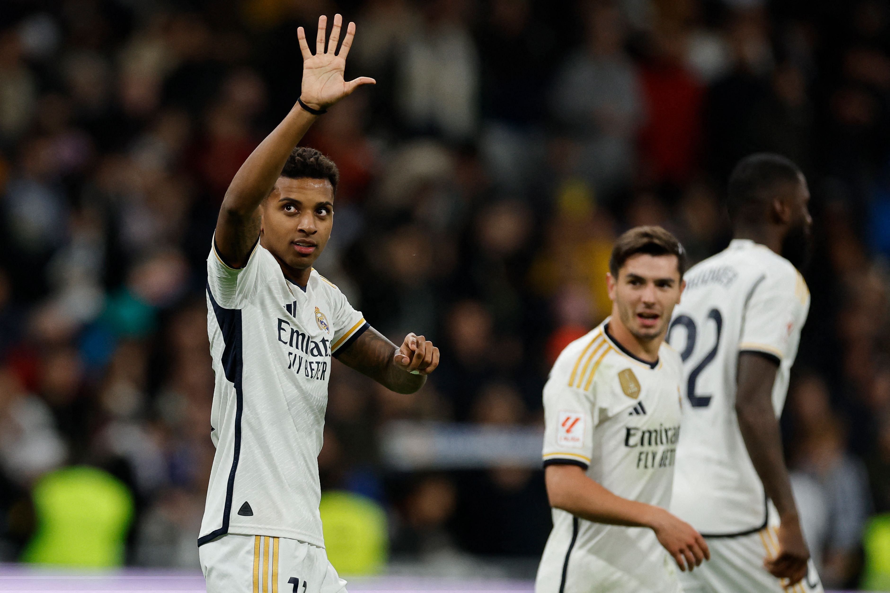 Los futbolistas del Real Madrid, Rodrygo y Brahim, festejan el segundo gol de su equipo ante el Granada FC en el Santiago Bernabéu. (Foto Prensa Libre: AFP)