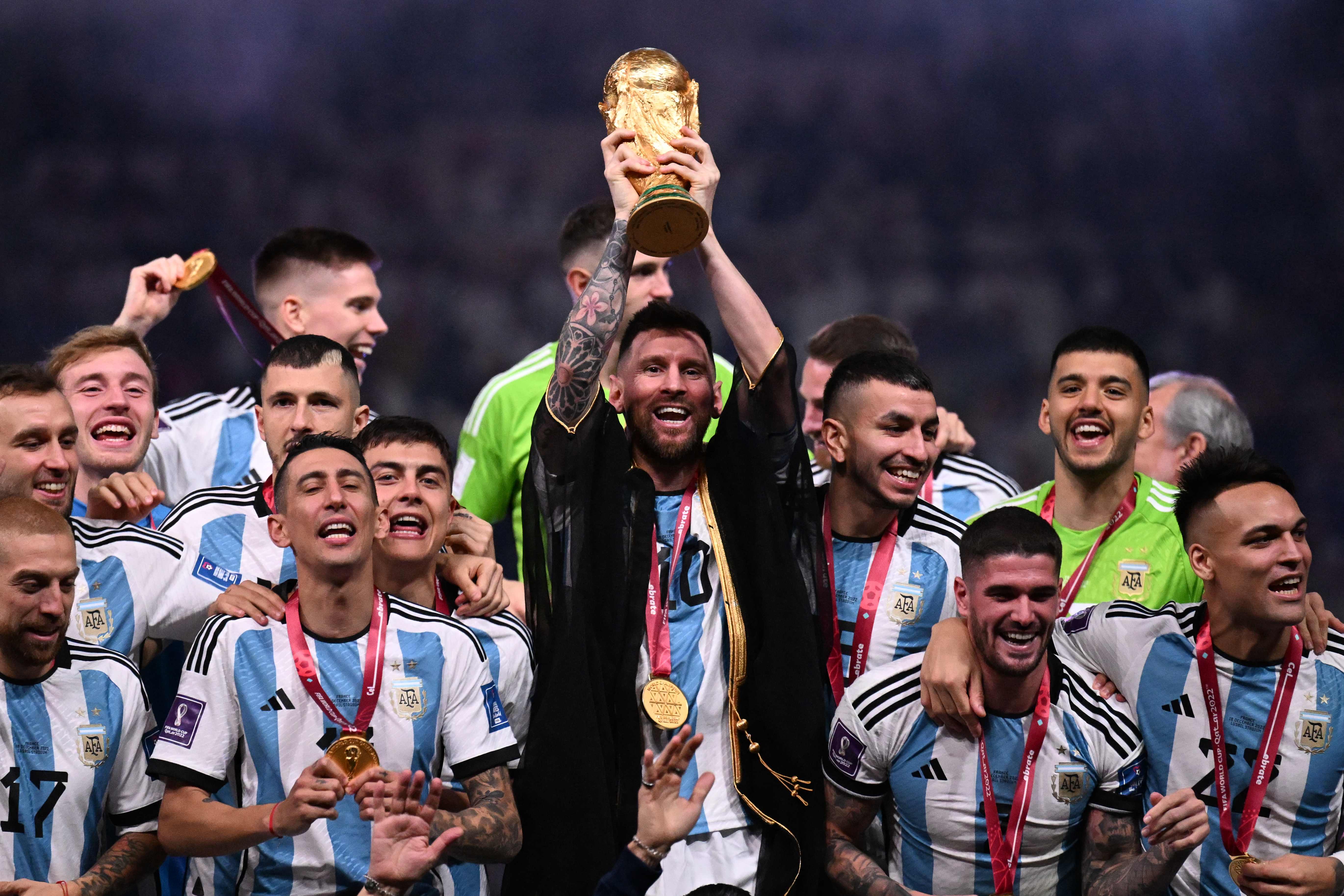 Messi levanta el trofeo de campeón del mundo tras la final del Mundial Qatar 2022.
