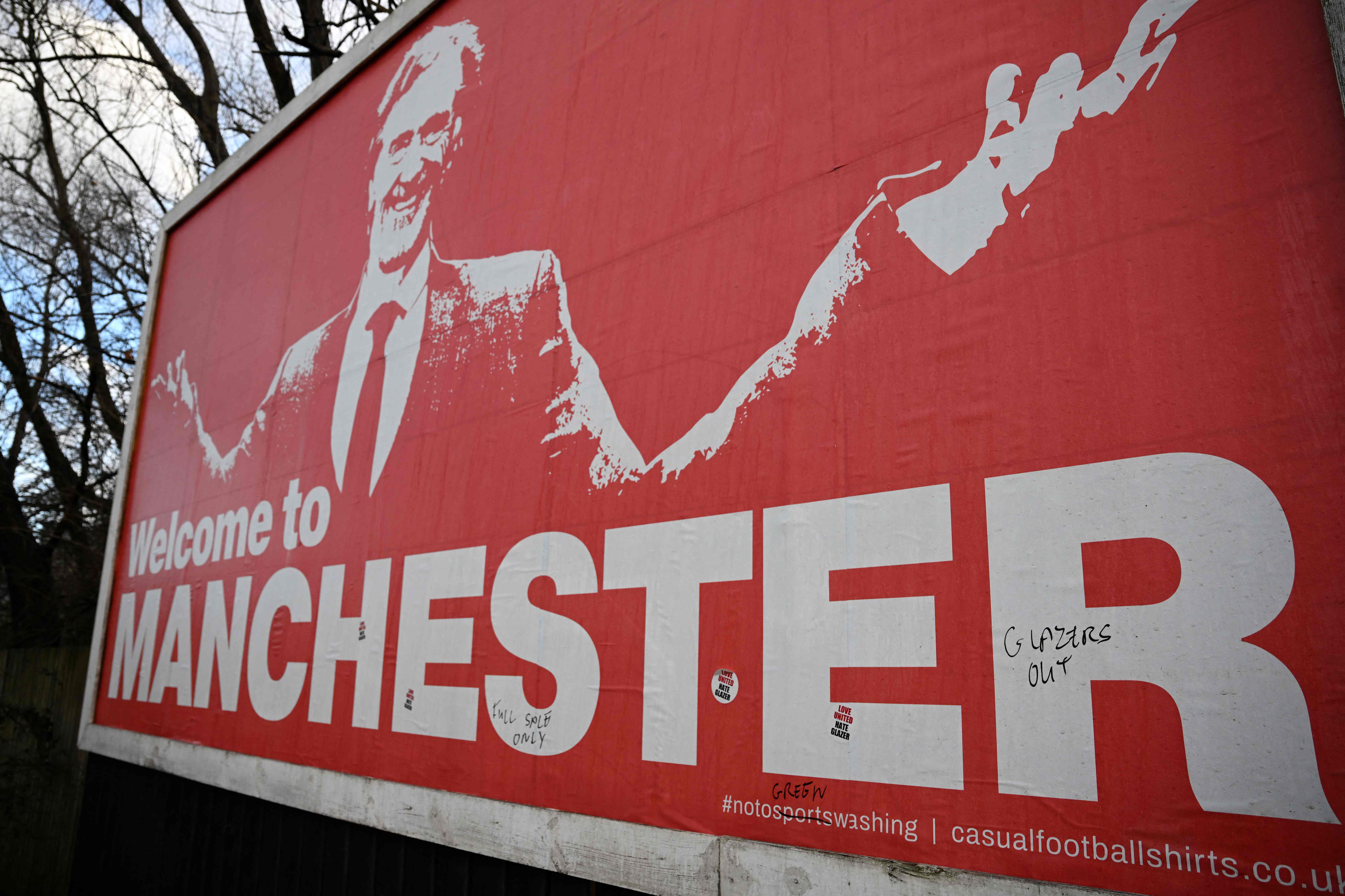 Este poster que muestra a Jim Ratcliffe en las afueras de Old Trafford, en la previa del partido ante el Bournemouth. (Foto Prensa Libre: AFP)