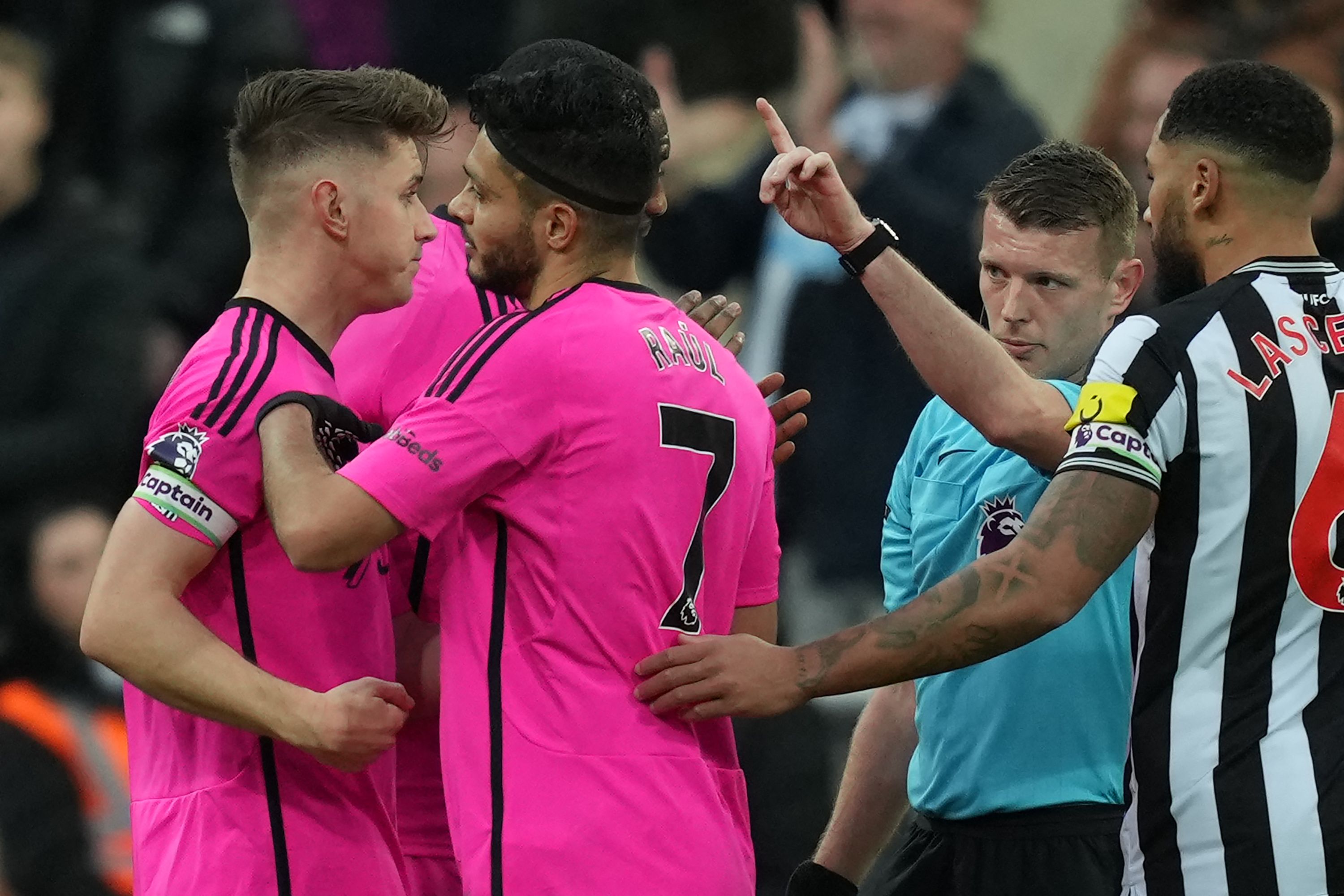 El delantero del Fulham, Raúl Jiménez (7) reacciona tras ser excluido por el árbitro, Samuel Barrott, en el partido ante el Newcastle United. (Foto Prensa Libre: AFP)
