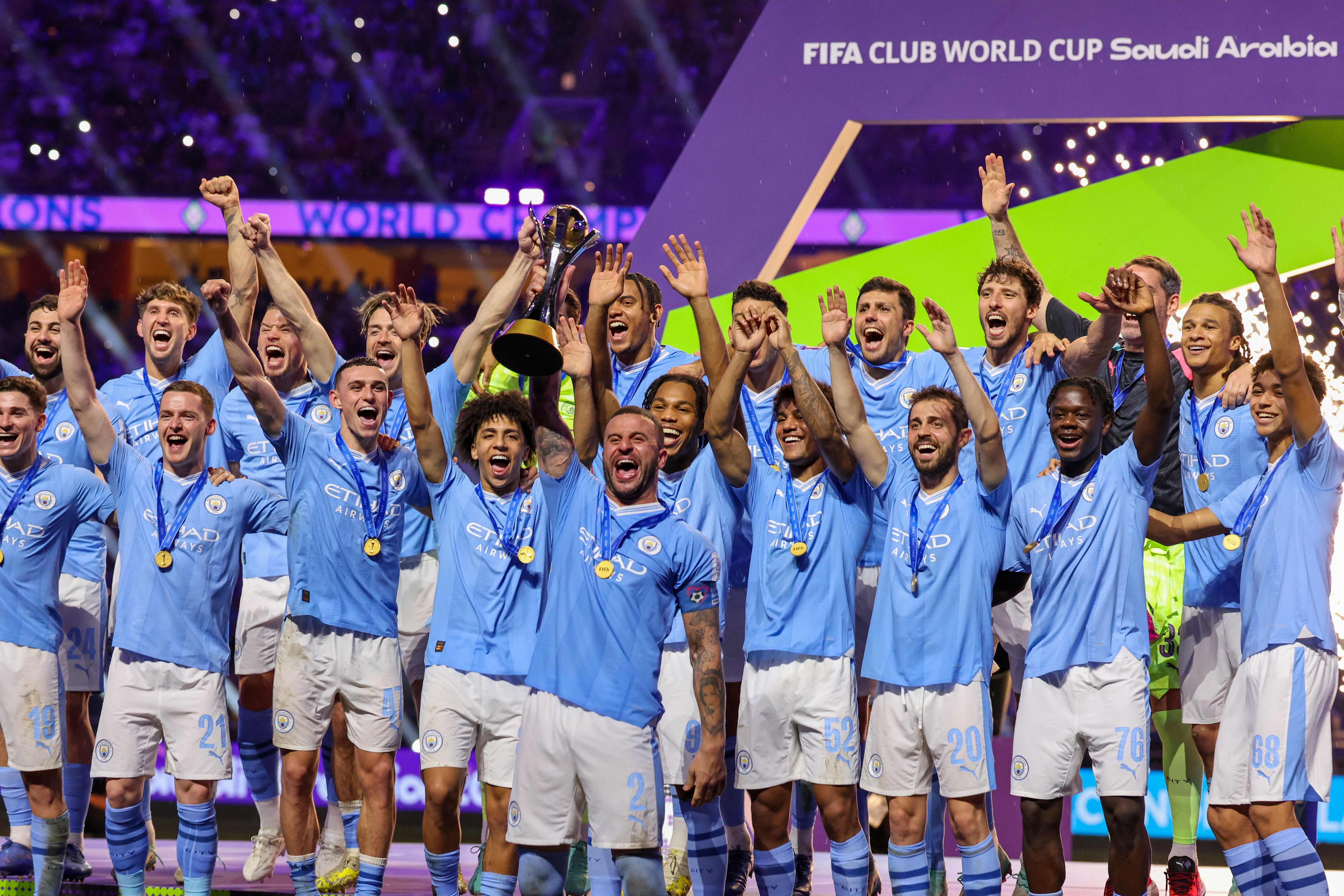 Los jugadores del Manchester City celebran con a copa de campeones del Mundial de Clubes. (Foto Prensa Libre: AFP).