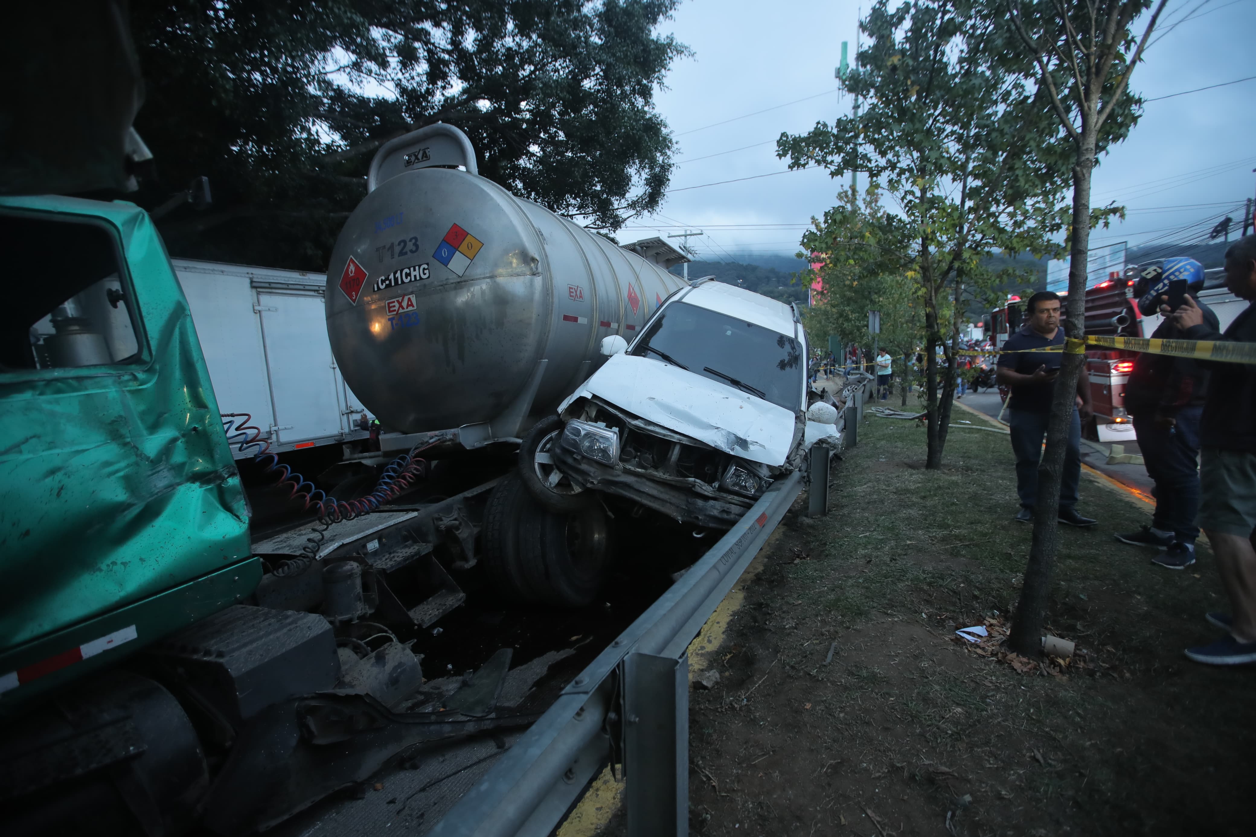 Al menos 17 vehículos fueron impactados por un tráiler-cisterna, cargado con alcohol, que "se quedó sin frenos" entre los kilómetros 18 y 19.5, ruta Interamericana. (Foto Prensa Libre: Byron Rivera).