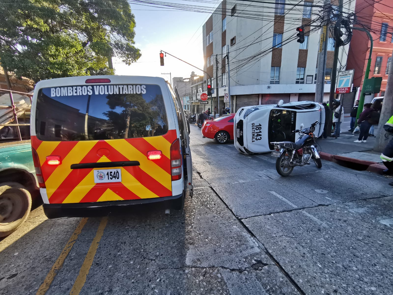 Bomberos Voluntarios atienden un accidente en la 10a avenida y 1a calle, zona 1 capitalina. (Foto Prensa Libre: Bomberos Voluntarios)
