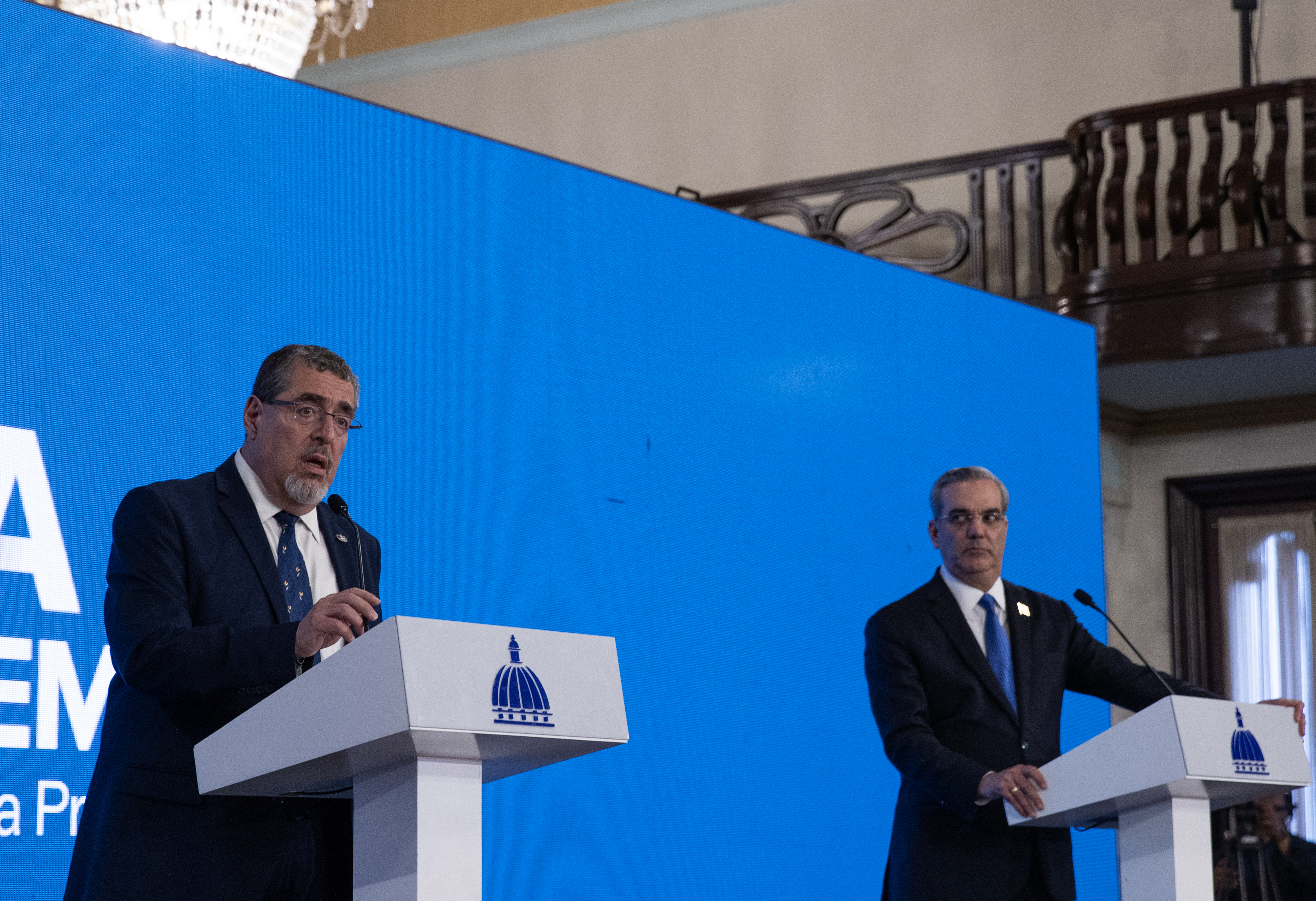 El presidente electo de Guatemala, Bernardo Arévalo, y el presidente de República Dominicana, Luis Abinader, durante una conferencia de prensa en Santo Domingo. (Foto Prensa Libre: EFE)  