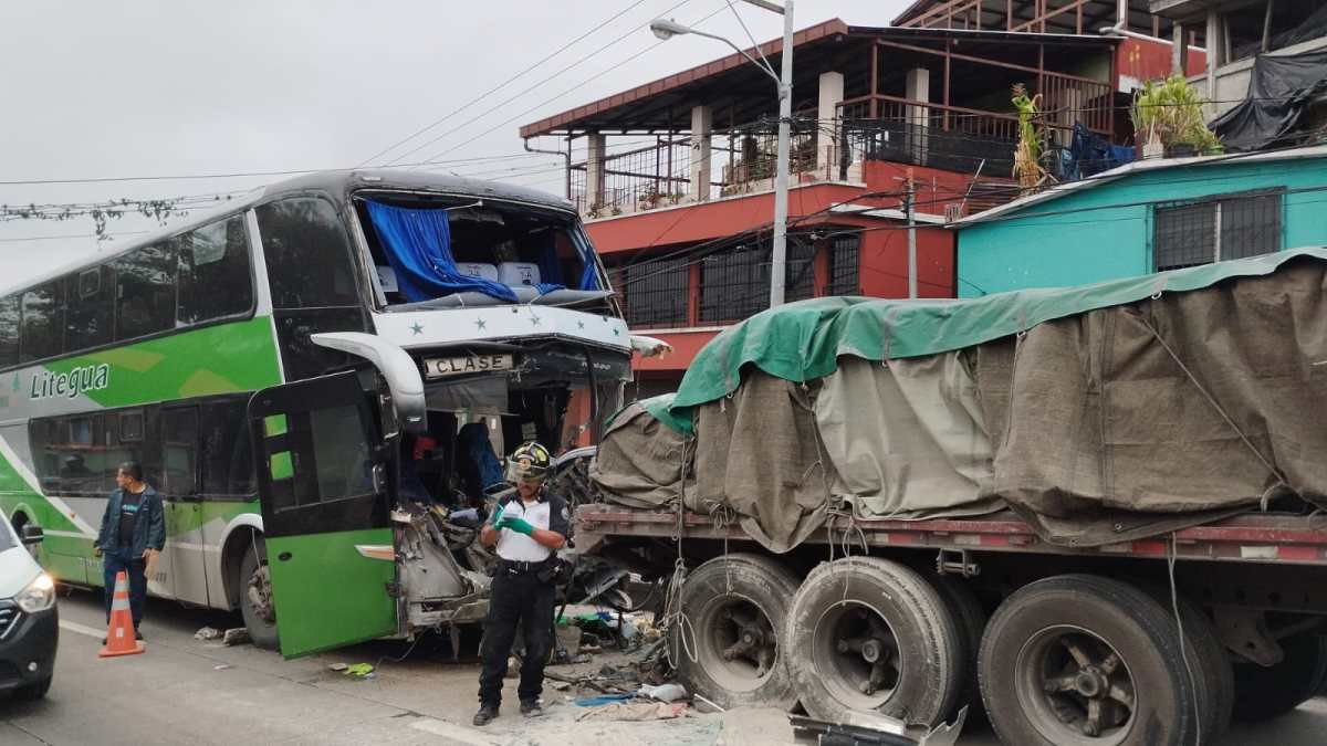 Un autobús chocó con la parte trasera de un tráiler en el kilómetro 12.5 de la ruta al Atlántico y se reportan unos 14 heridos. (Foto Prensa Libre: Bomberos Voluntarios)