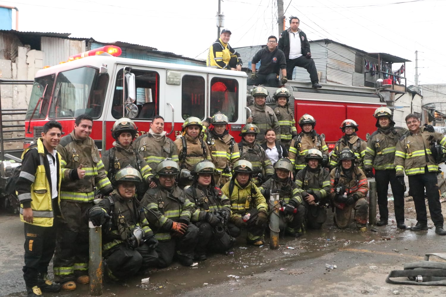Más de 20 bomberos trabajaron para sofocar el incendio, en el descombramiento y enfriamiento de la vivienda.
