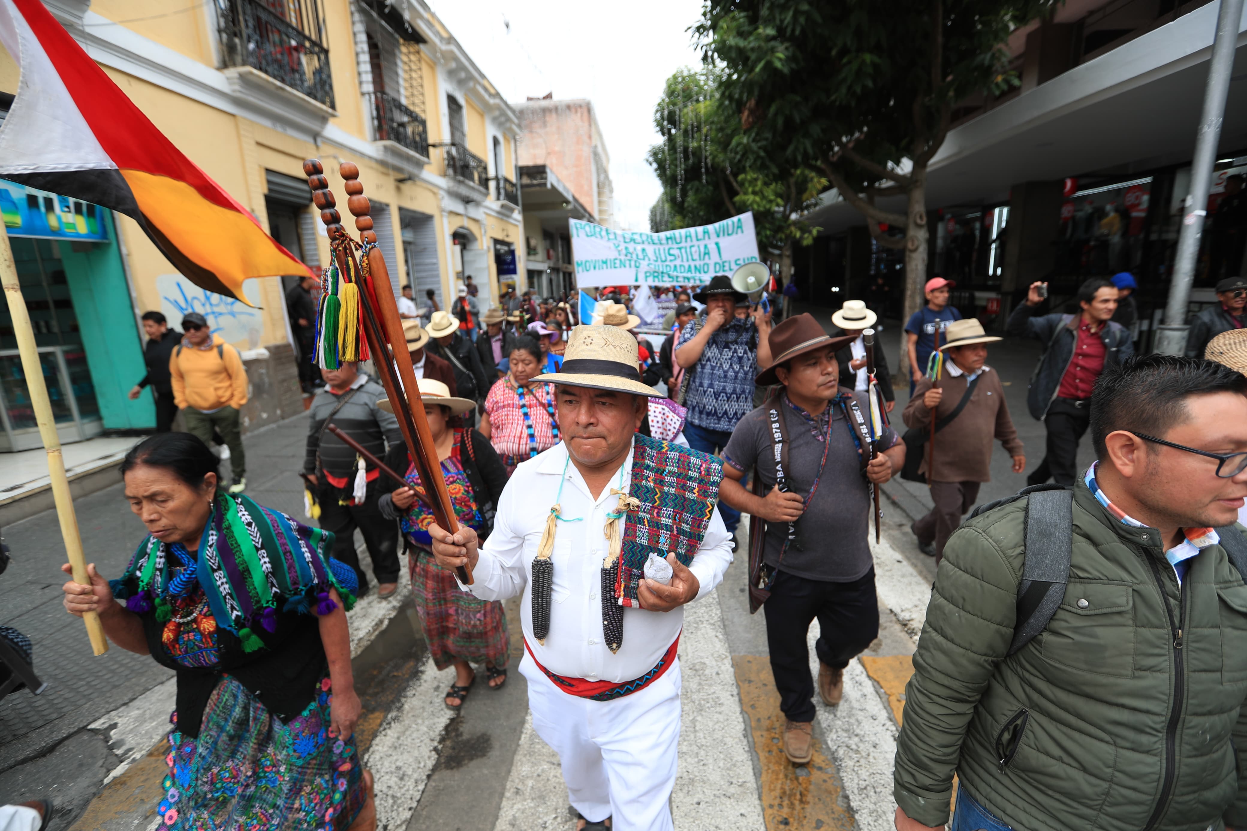 Autoridades indígenas participan en marcha en la capital para manifestar contra la corrupción. (Foto Prensa Libre: Carlos Hernández) 