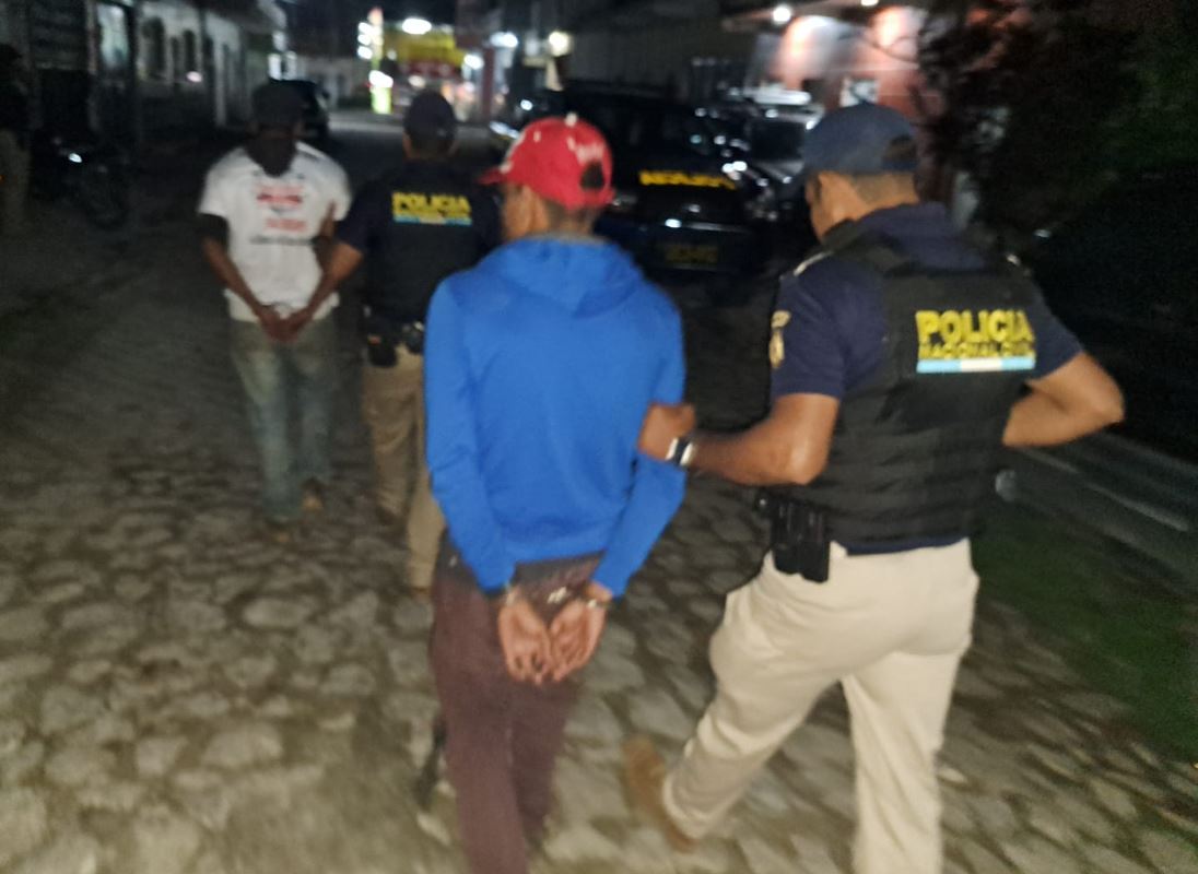 Dos sujetos capturados en Petén, donde llevaban fuerte suma de dinero y no pudieron explicar su procedencia. (Foto Prensa Libre: PNC) 