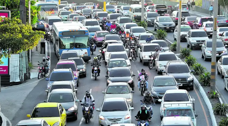 Los operativos de la PMT en coordinación con la Policía Nacional Civil (PNC) se mantendrán con pruebas de alcoholemia. (Foto Prensa Libre: Hemeroteca)